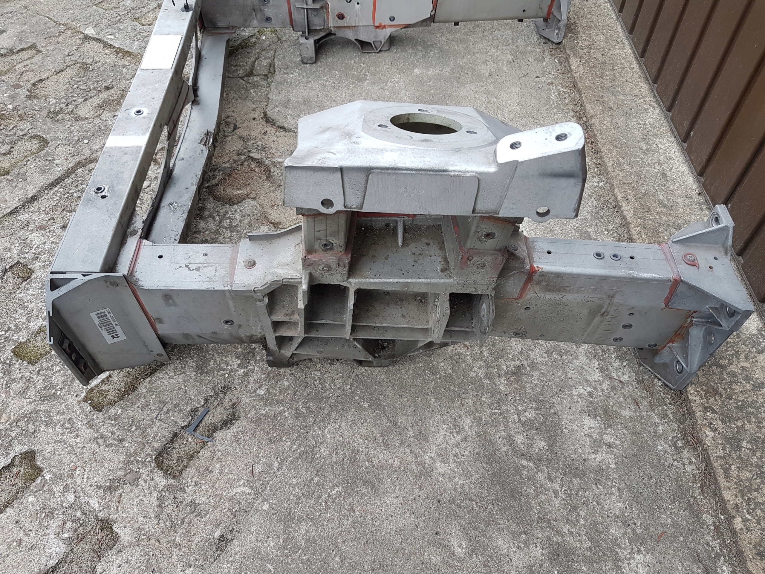 PAS PRZEDNI PODŁUŻNICE BELKA ASTON MARTIN DB9 Typ samochodu Samochody osobowe