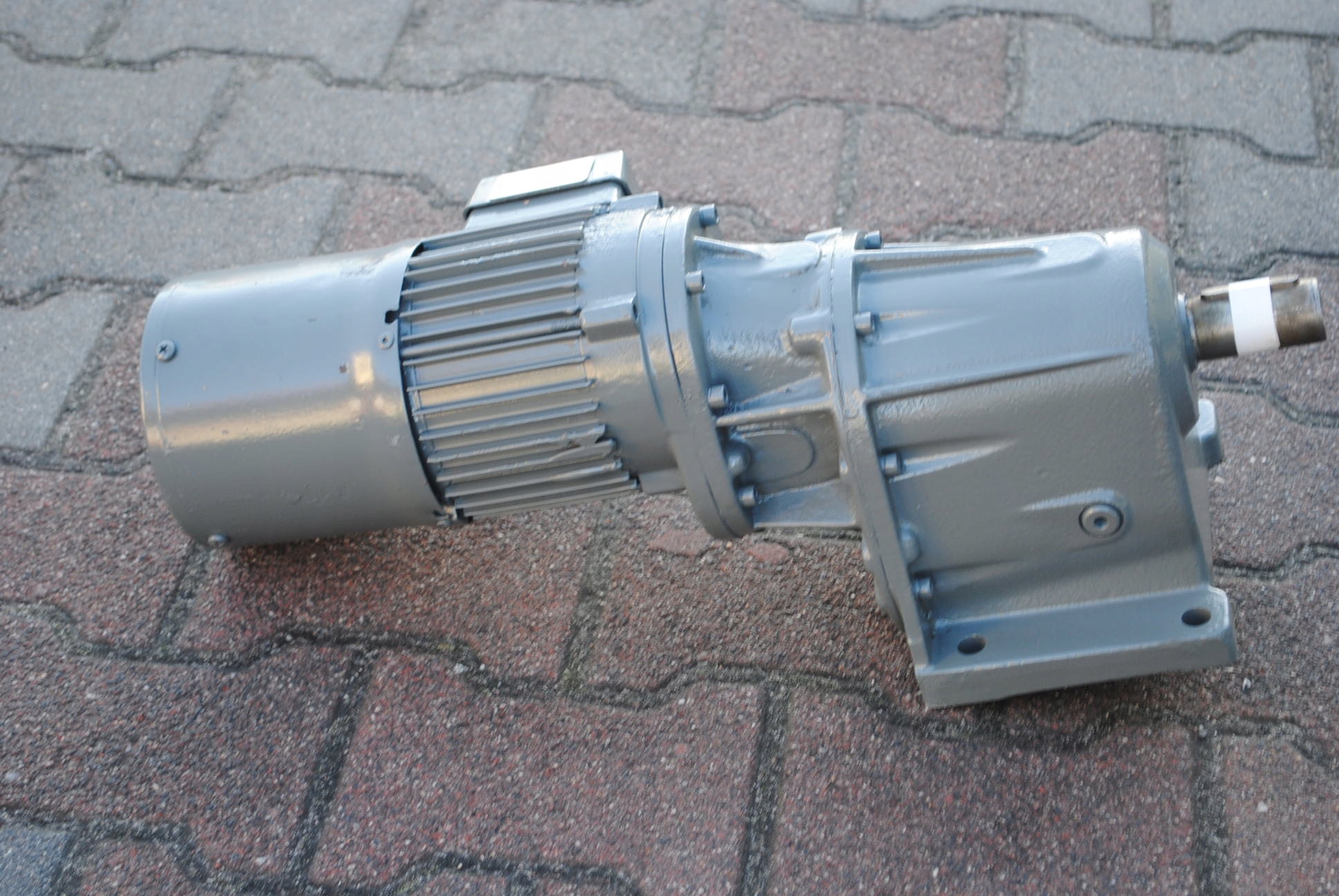 Motoreduktor 0.25kw. 5,1obr./min. . LENZE Kod producenta 3/1900/01247