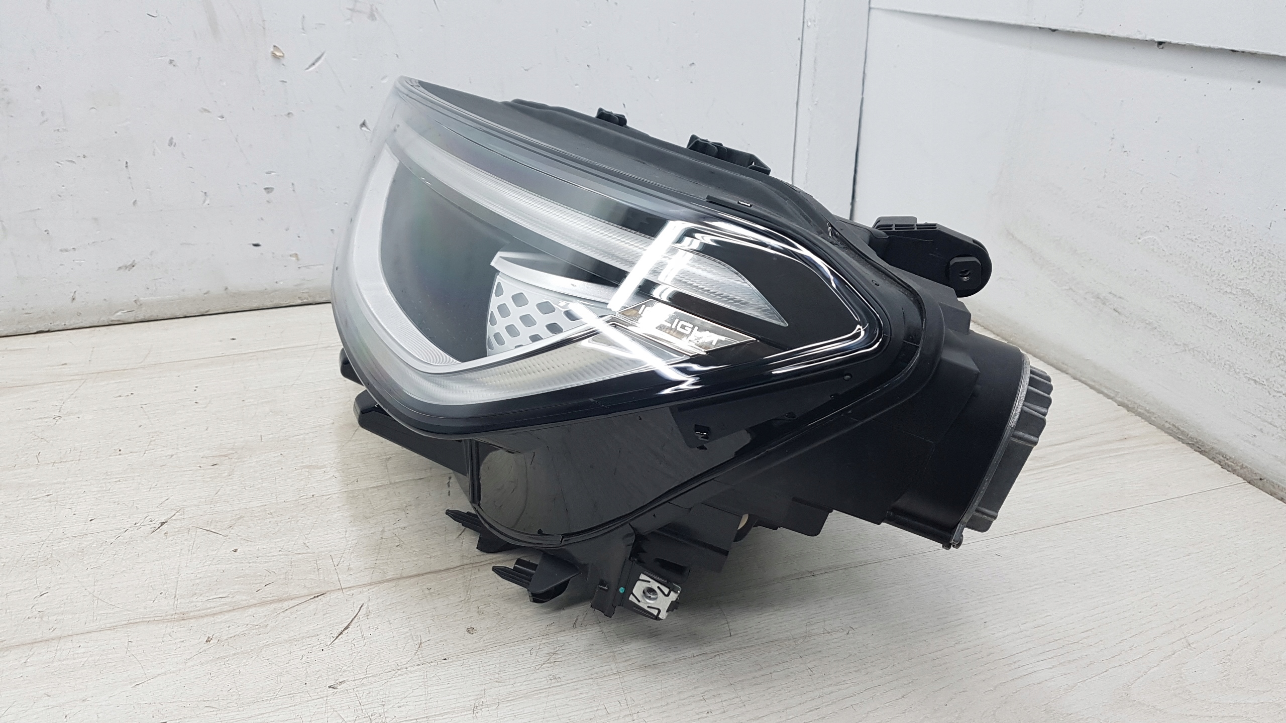 VW ID4 LAMPA LEWY PRZÓD EU Typ samochodu Samochody osobowe