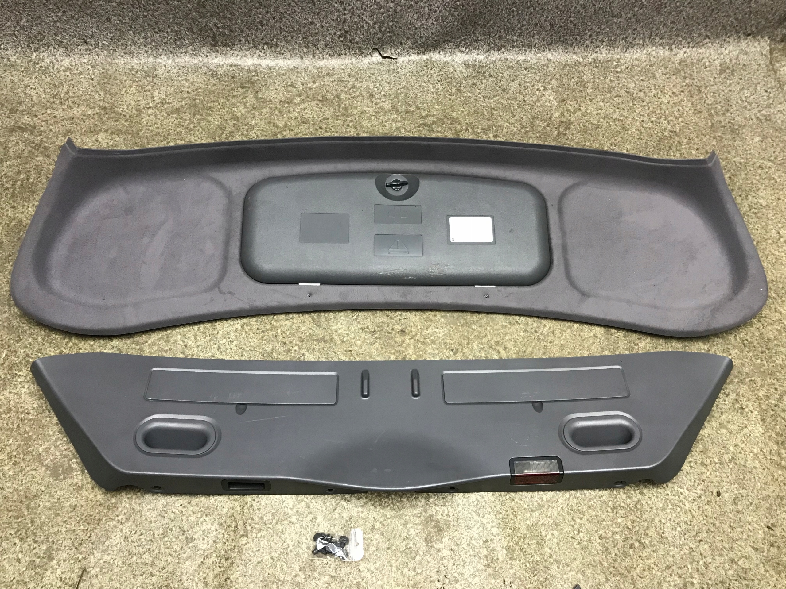 7007030 7030468 - BMW E65 оббивка кришки багажного відділення BDB 03'