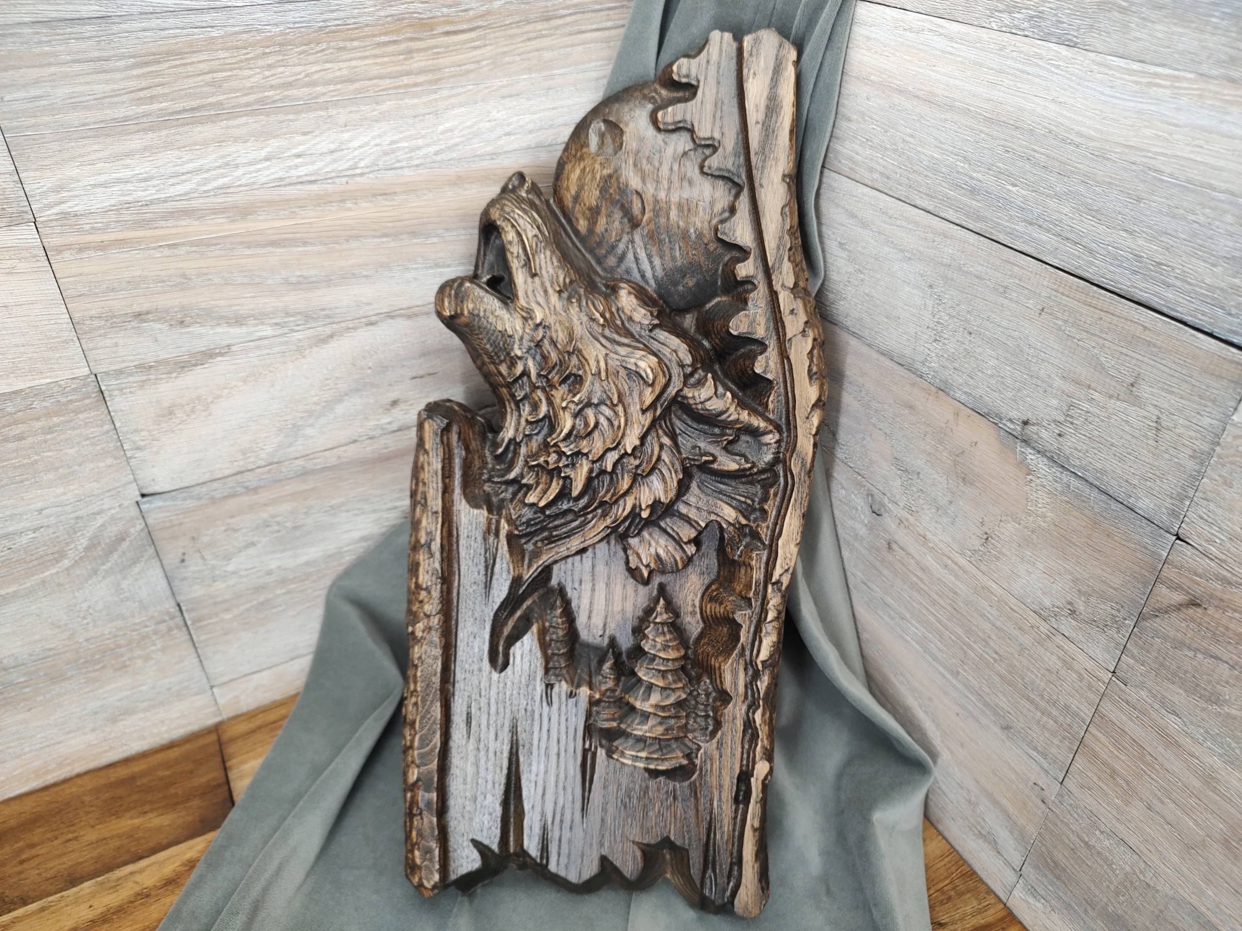 Dřevěný reliéf Vlk v lese lov Vlčák lovecký 30 cm