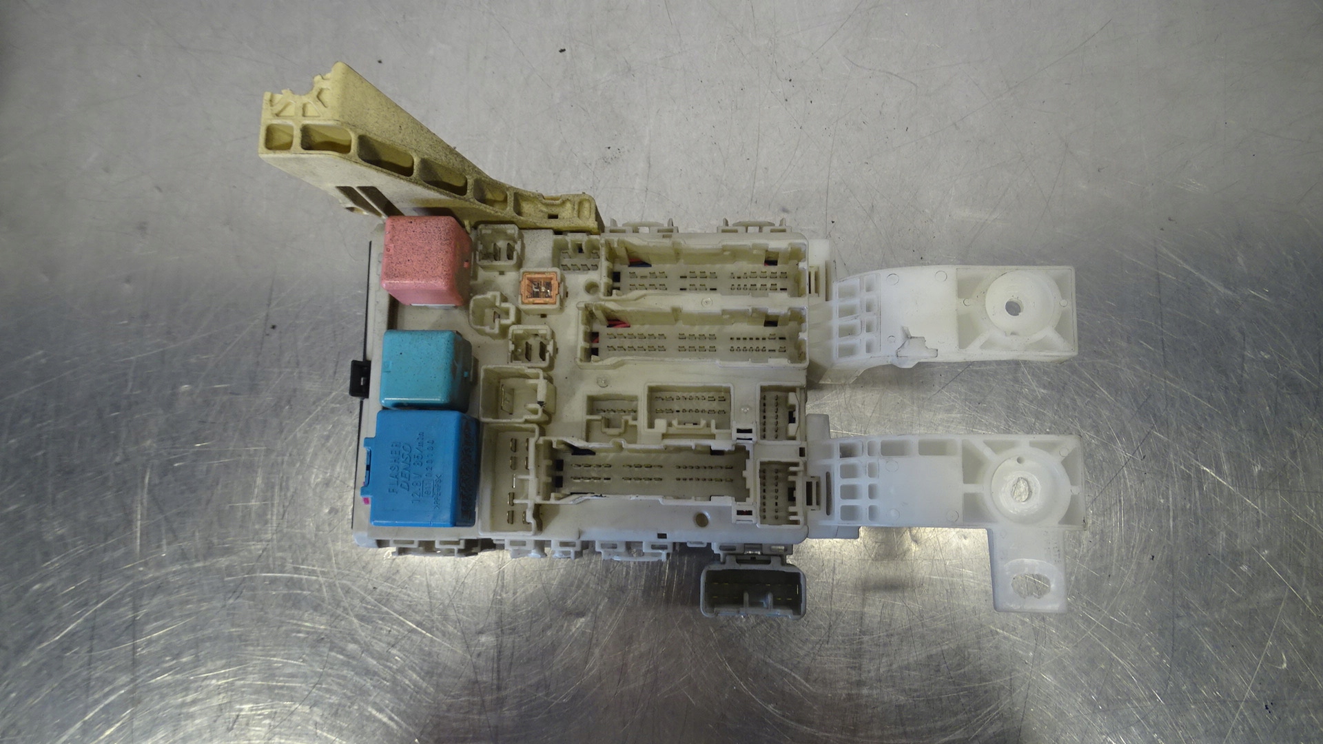 SKRZYNKA BEZPIECZNIKÓW TOYOTA YARIS 1.4