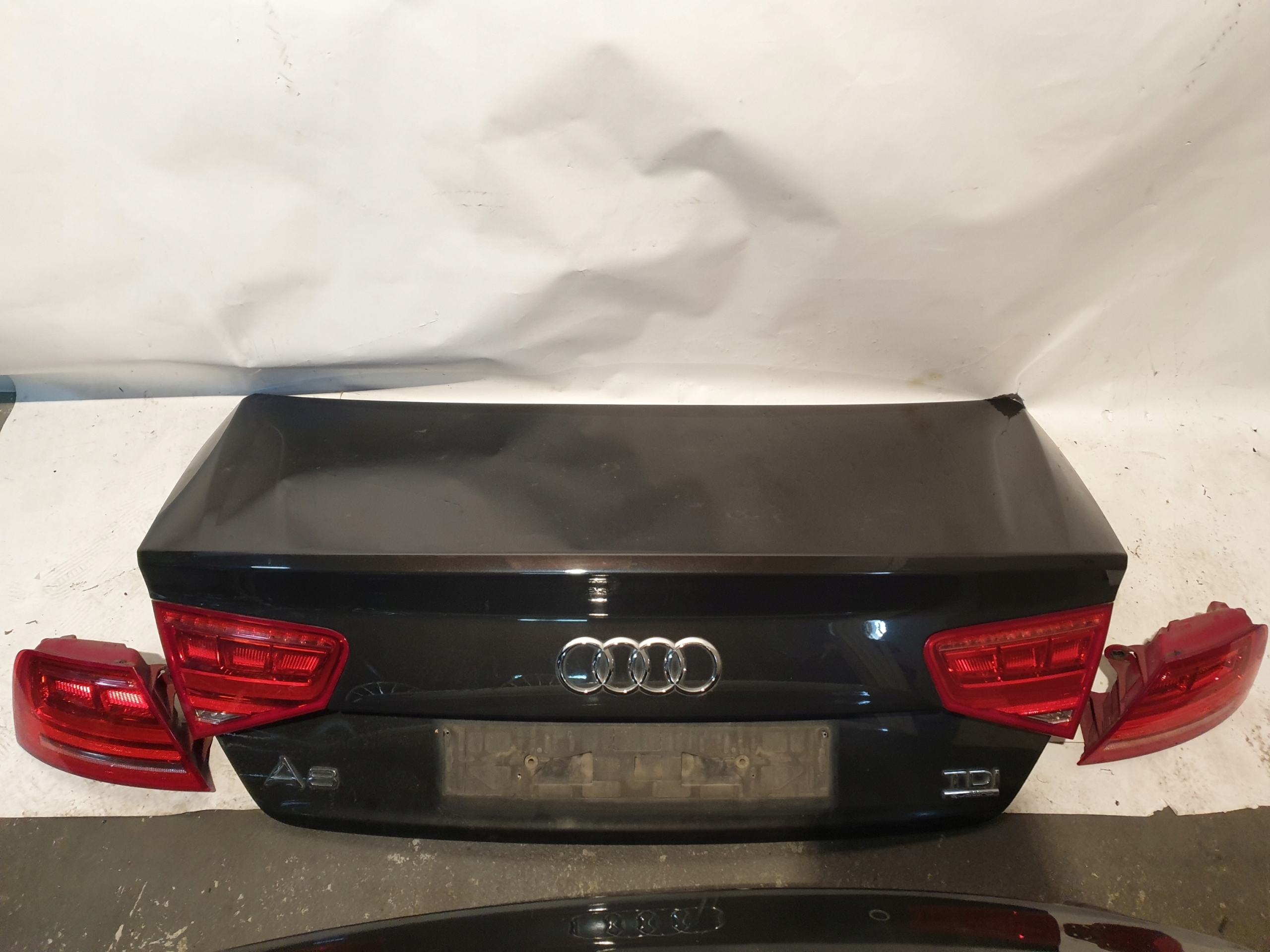 TYL KOMPLETNY KLAPA LAMPY ZDERZAK A8 D4 4H LX7U Numer katalogowy części KLAPA TYŁ TYLNA