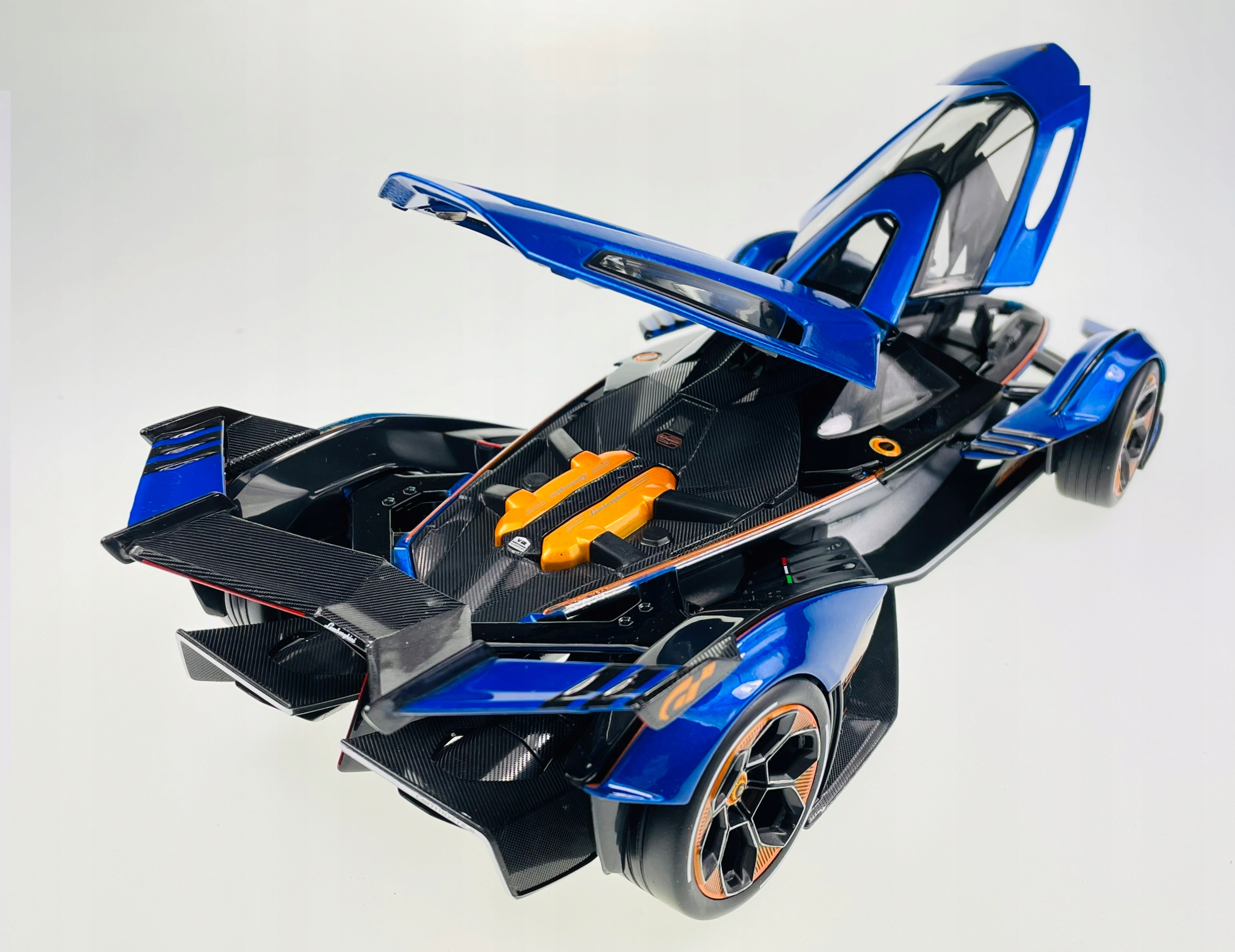 MAISTO LAMBORGHINI V12 VISION GRAN TURISMO 1:18 Bohater brak