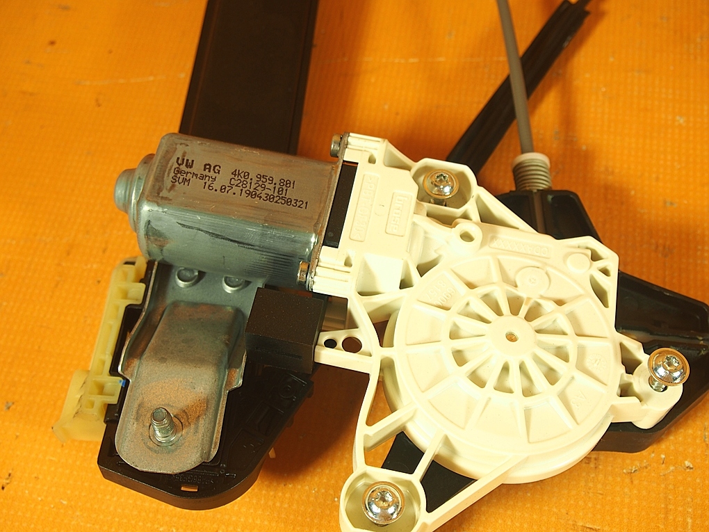 Audi E-Tron 55 4KE 25KM Prowadnica Szyby Tył PRAWA 4ke839462 / 4k0959801 Typ samochodu Samochody osobowe