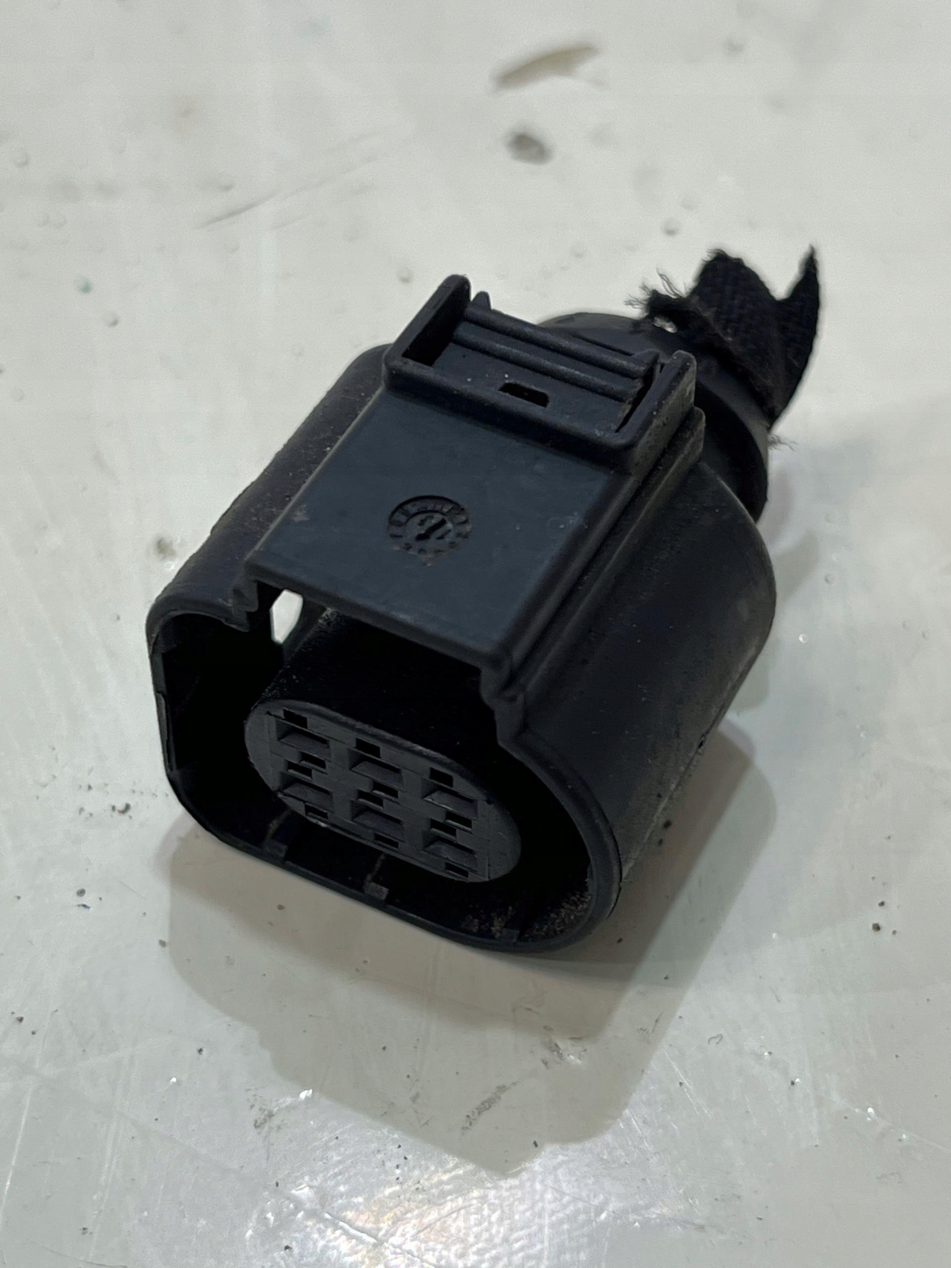 KOSTKA WTYCZKA AUDI A3 8V 4H0973713