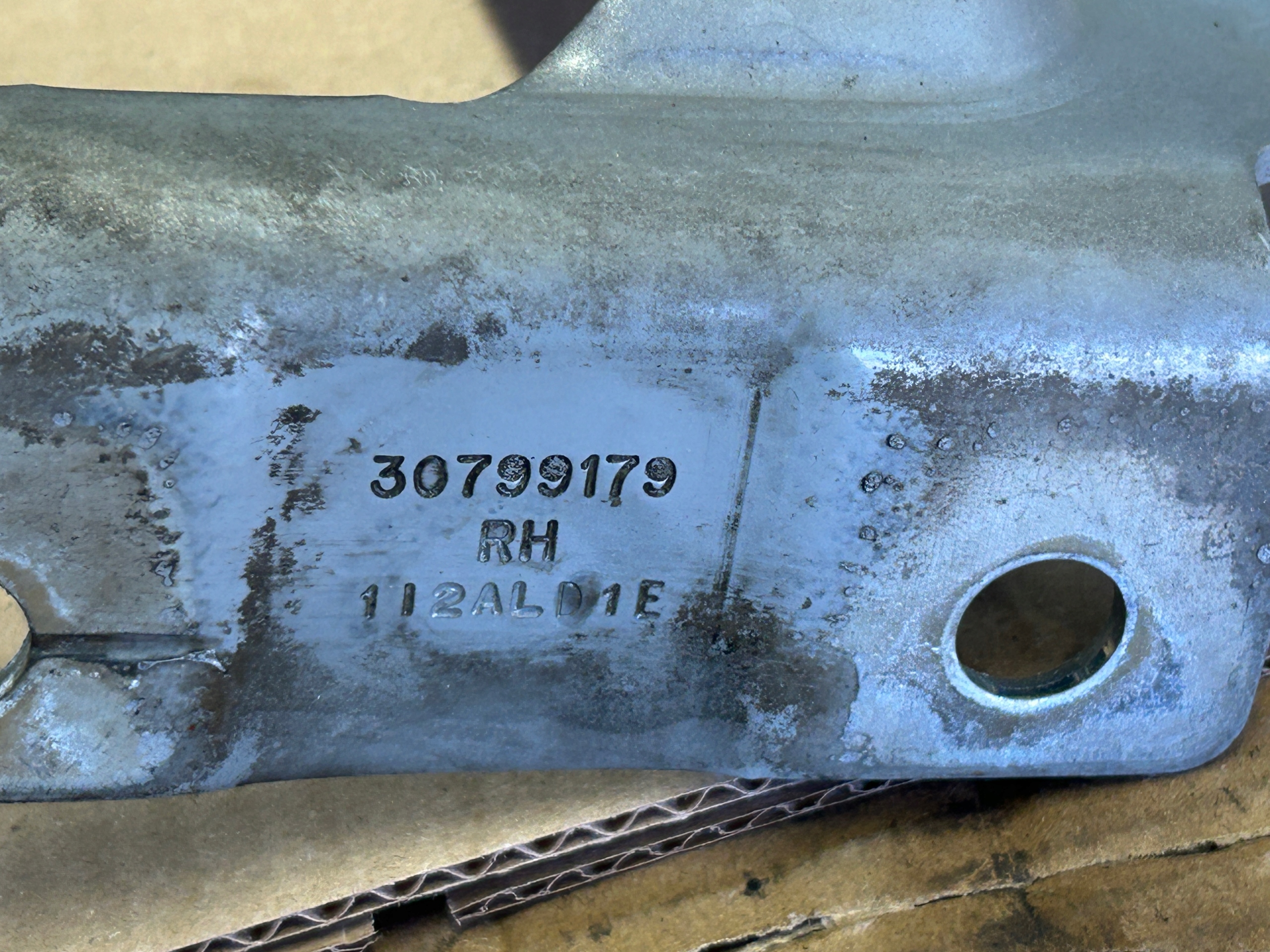 VOLVO V60 hinge bonnets right 30799179