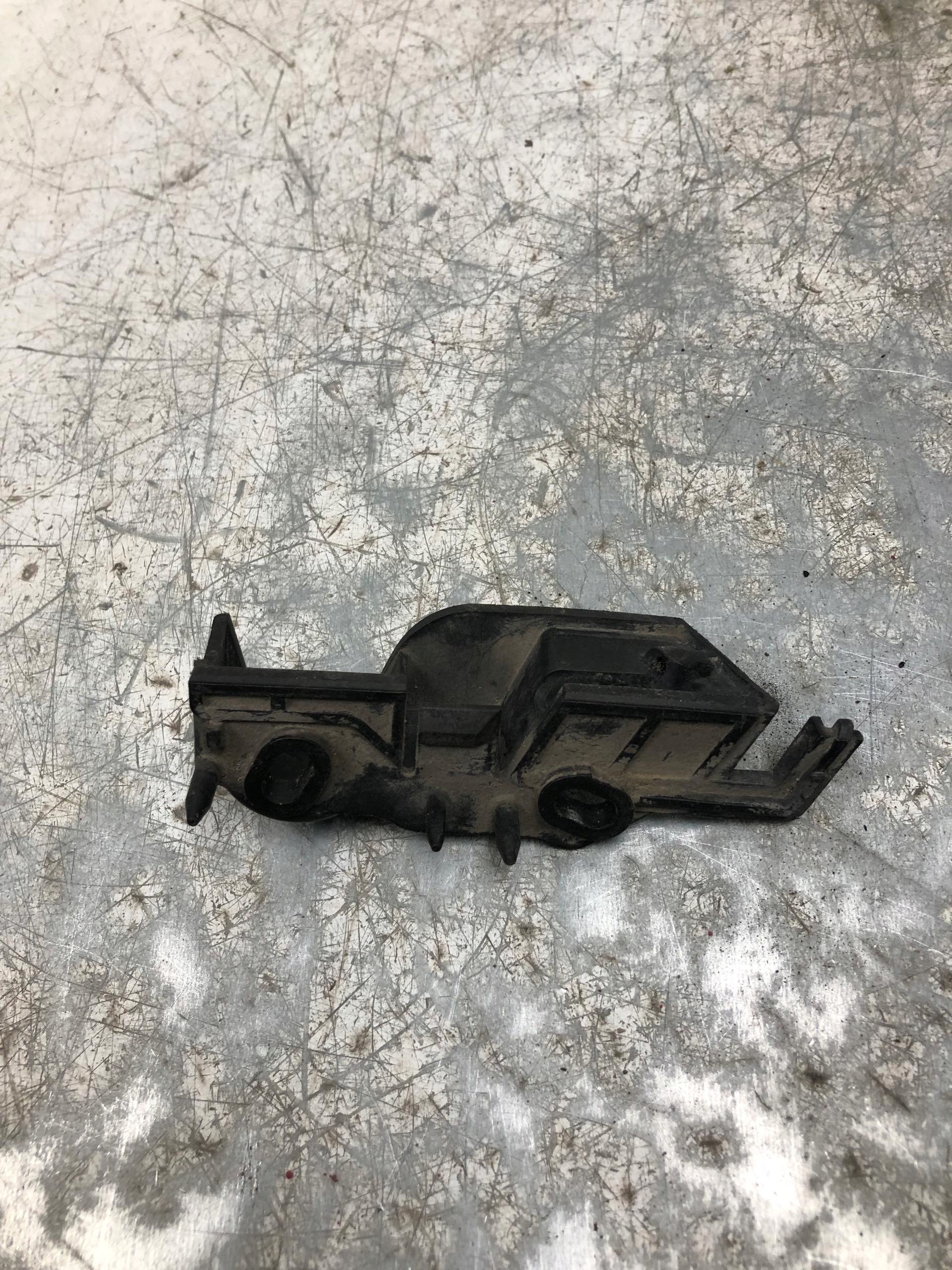 držiak nárazníka pravý predok AUDI A4 B8 8K0807284E