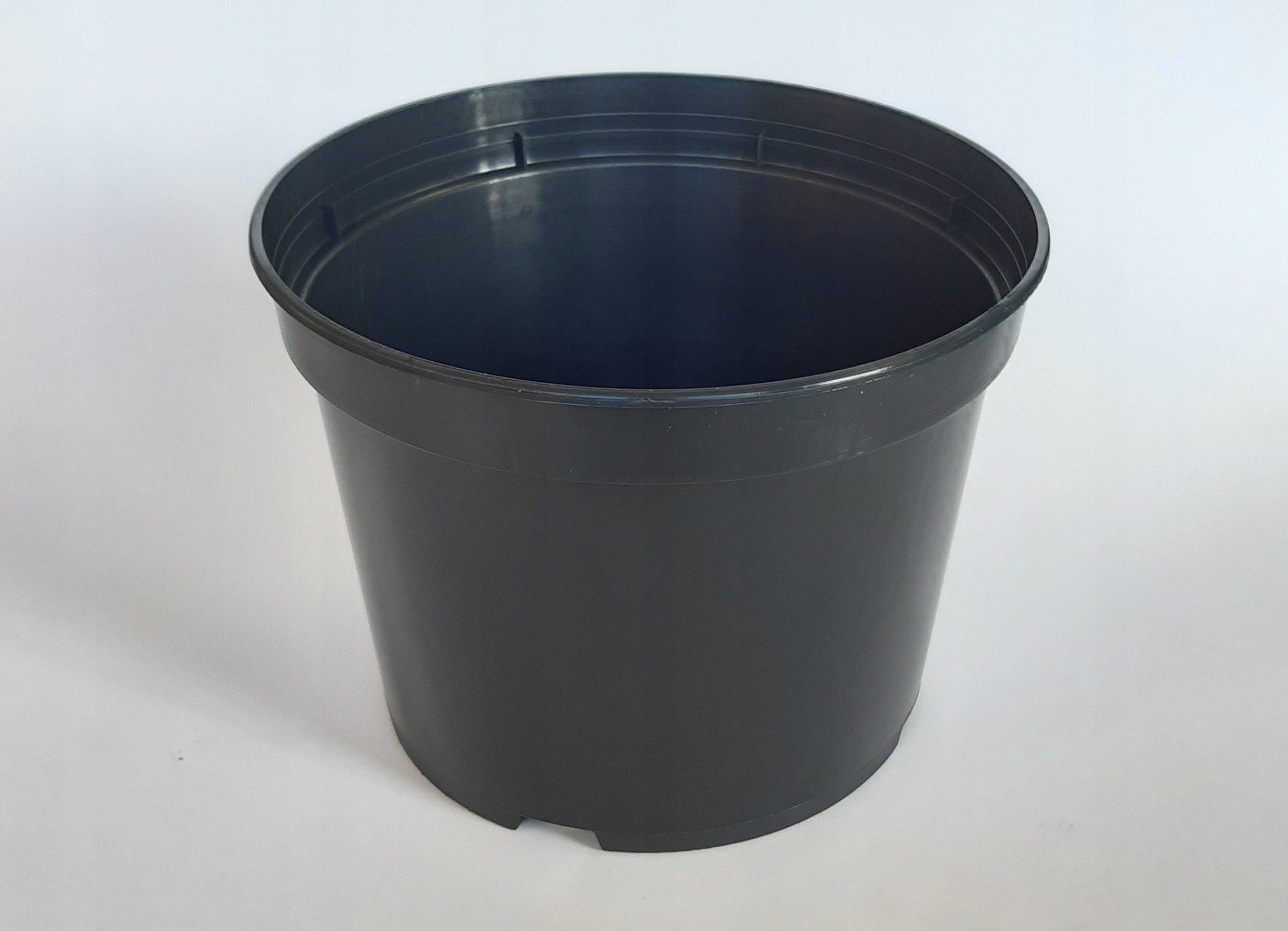 

Doniczka okrągła Ø 15cm 1,45L czarna 10sztuk