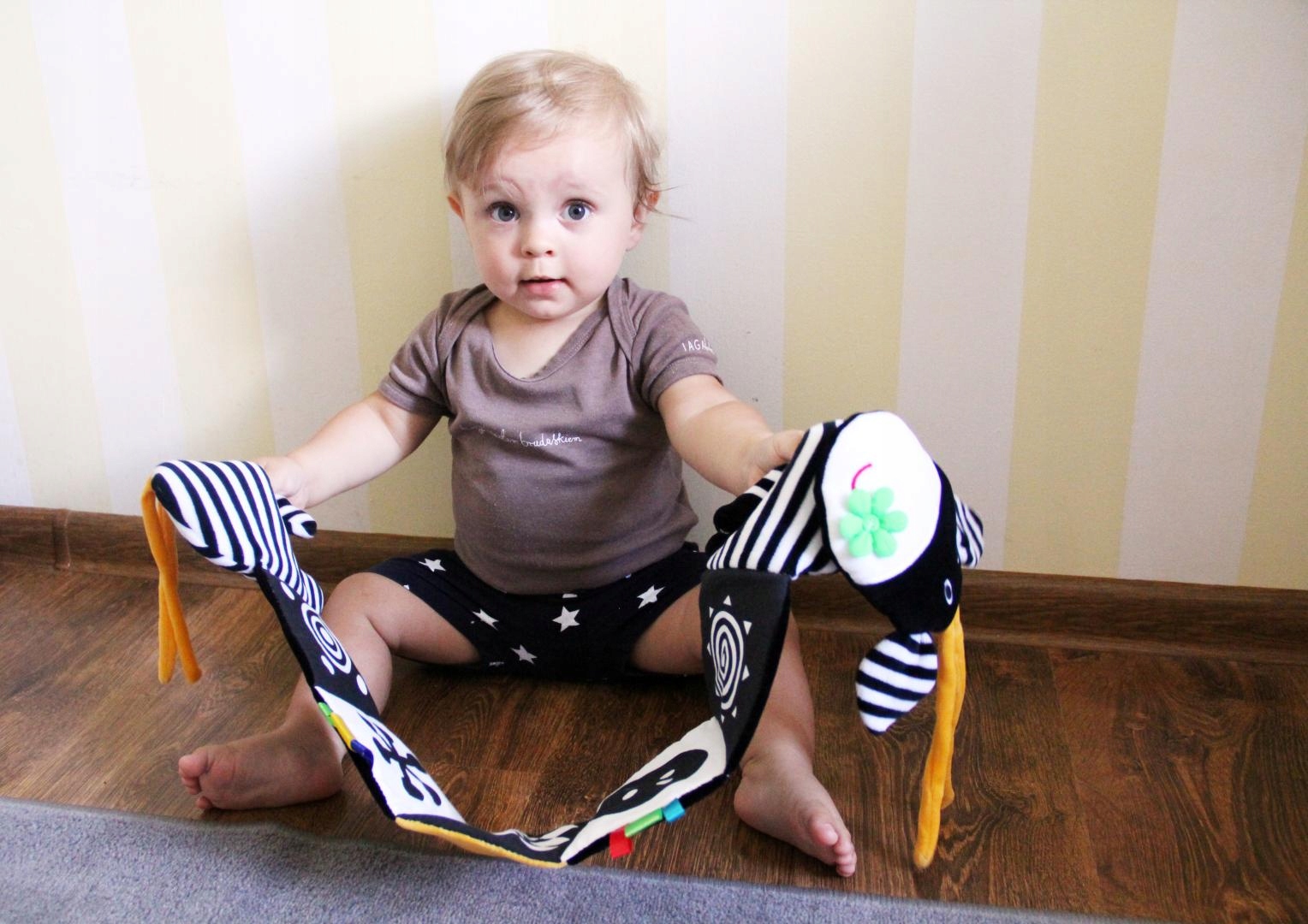 KSIĄŻECZKA DO ŁÓŻECZKA KRÓWECZKA 613 MOM'S CARE Materiał tkanina