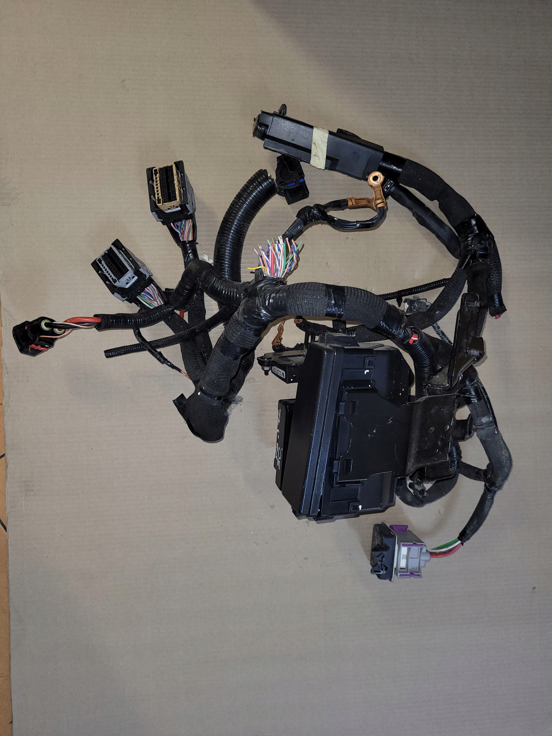 RENAULT KADJAR SKRZYNKA BEZPIECZNIKÓW