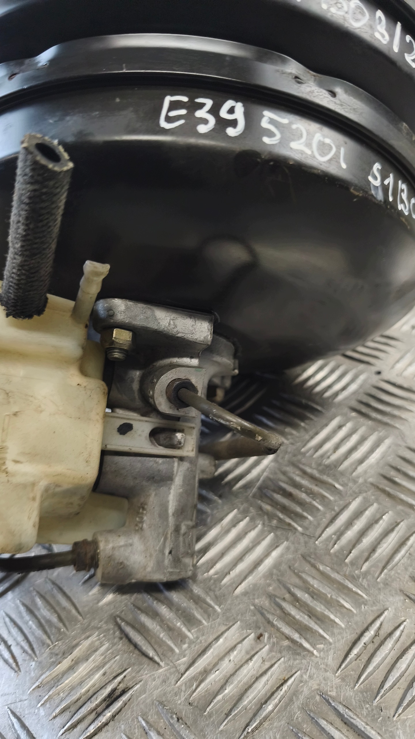 servo posilovač bŕzd BMW E39 520i 32481478