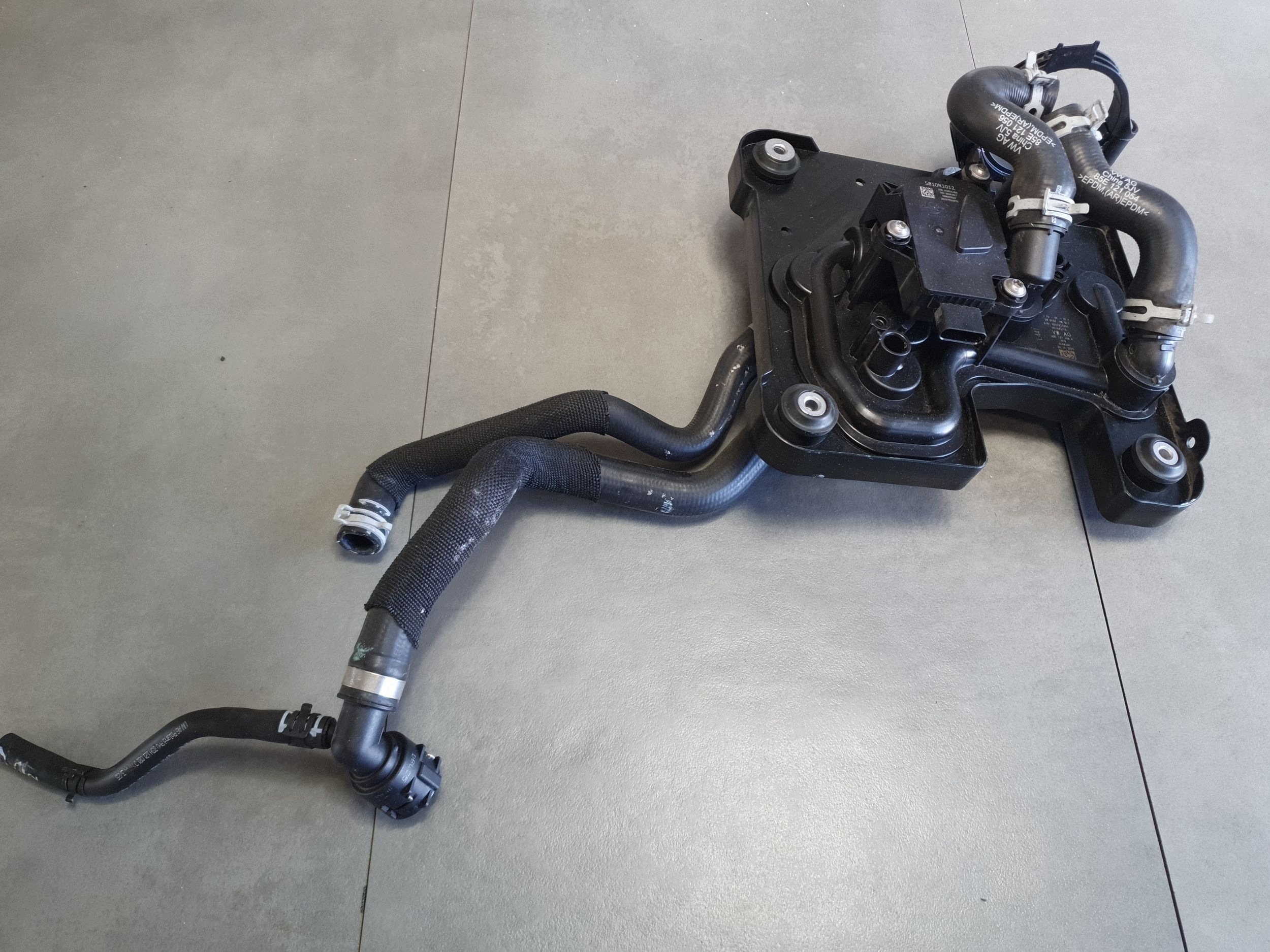 Audi Q6 e-tron verteiler wasserpumpe 85E121406K