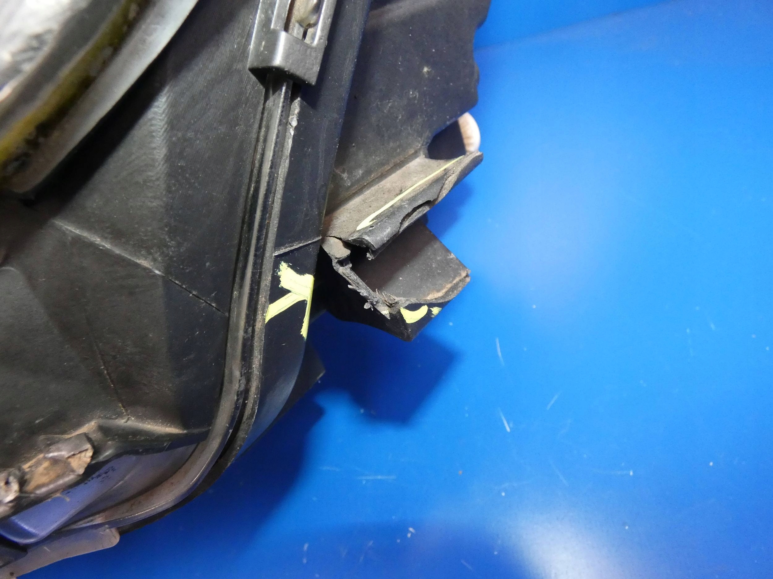 MERCEDES A KLASA W176 light left front BI-XENON positioning LED damag. holder
