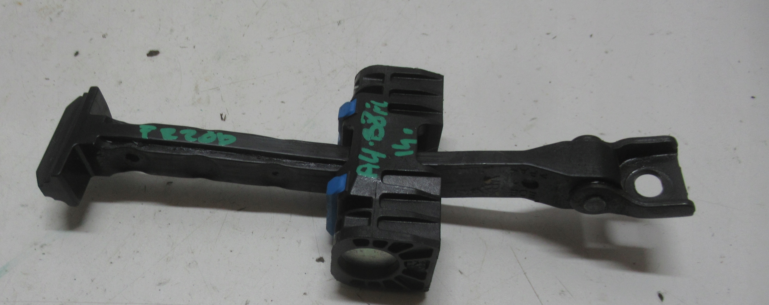 AUDI A4 B8 FL 2.0 TFSI 14R limiter door front 8K0837249D