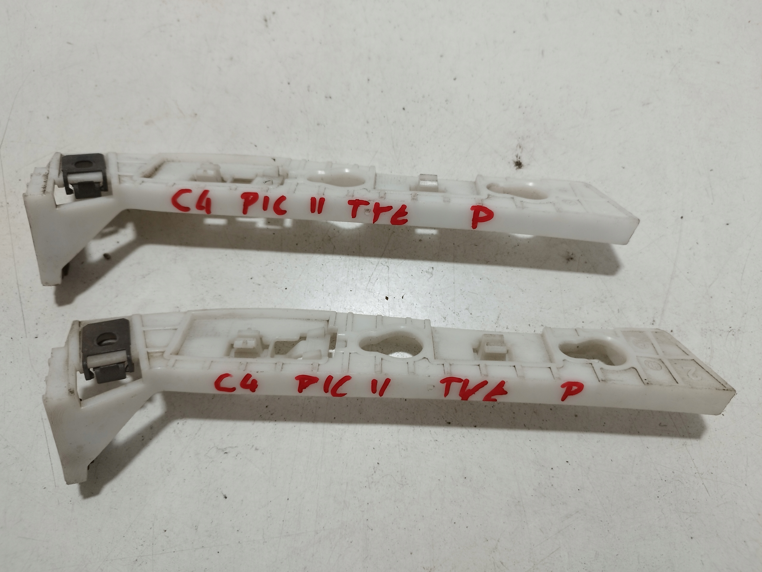 C4 PICASSO II ŚLIZG ZDERZAKA TYŁ PRAWY AA36311438