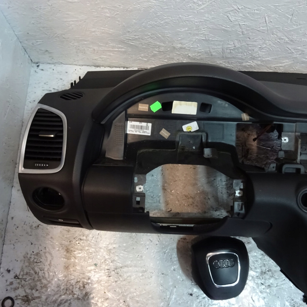 AUDI Q7 console dashboard cockpit airbag