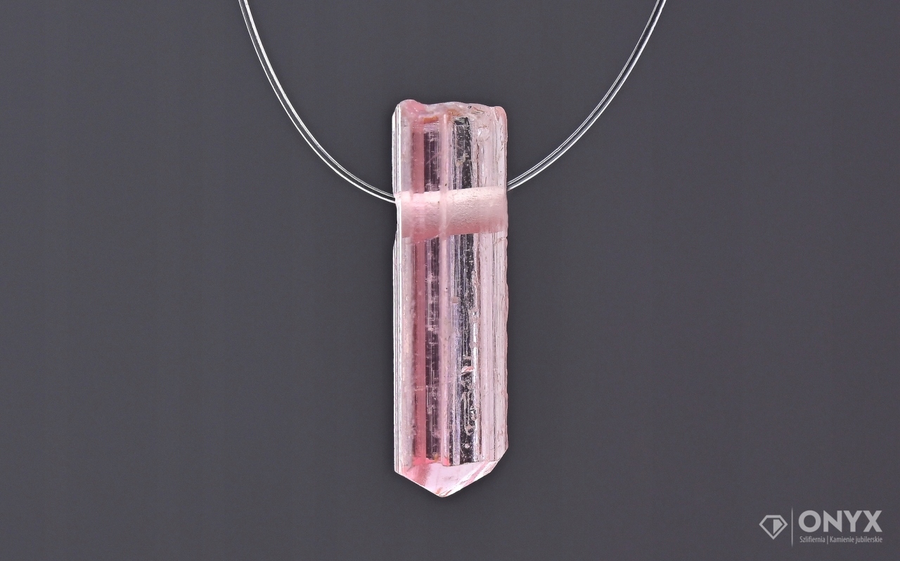 Turmalín provrtaný přírodní křišťál 11,5x4 mm