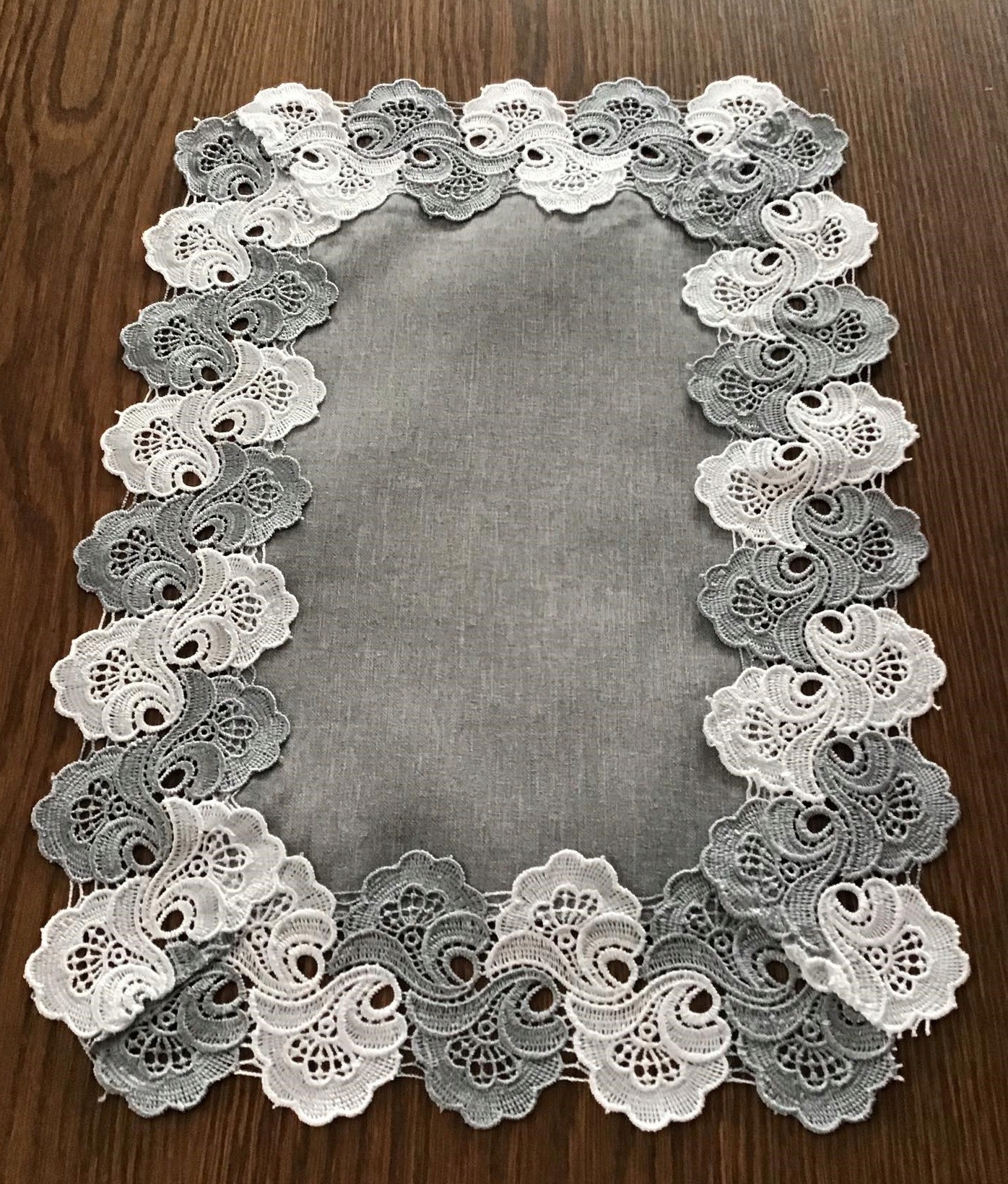 

Serwetka 30x45cm Lniana Szara Obszyta Gipiurą
