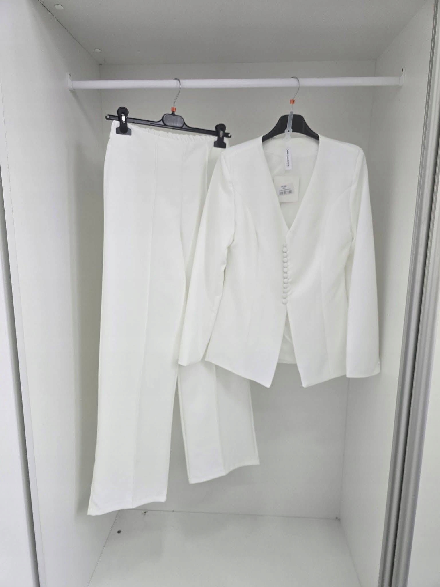 Elegantní dámský komplet s vypasovaným sakem, smetanová barva, velikost S