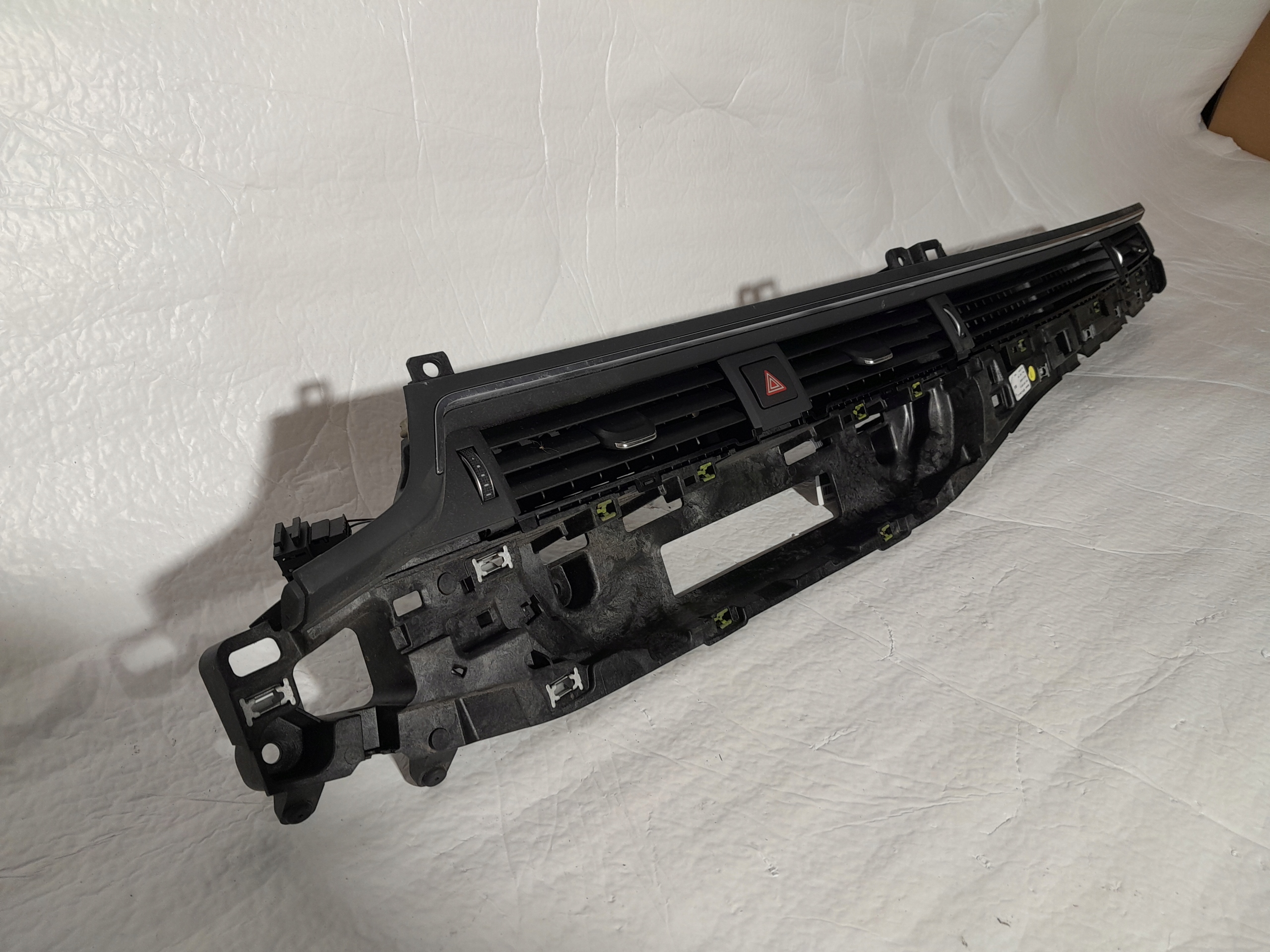 AUDI A4 B9 grid air conditioning devices 8W1820902B
