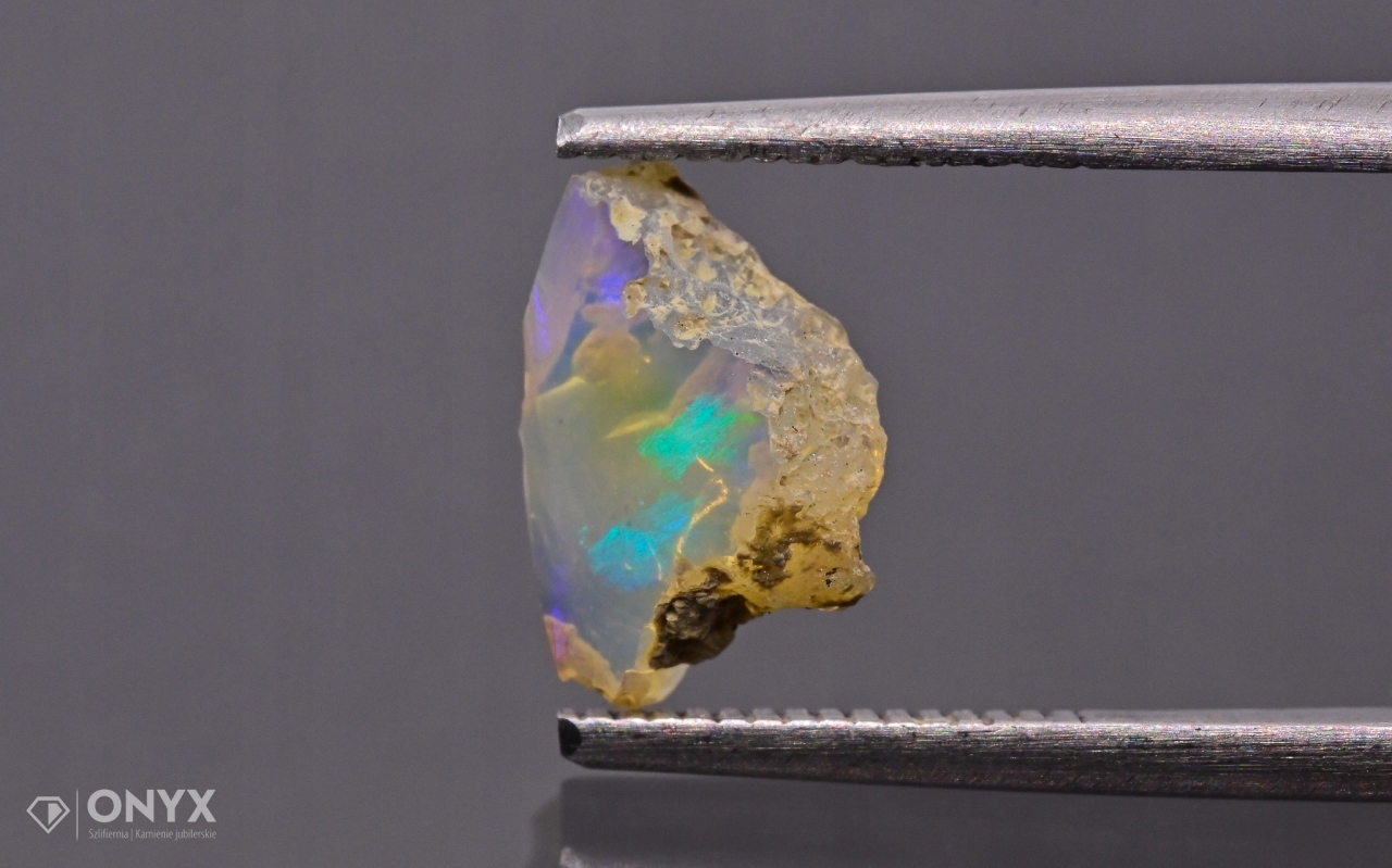 Opal z Etiopie hrudka 10x7 mm