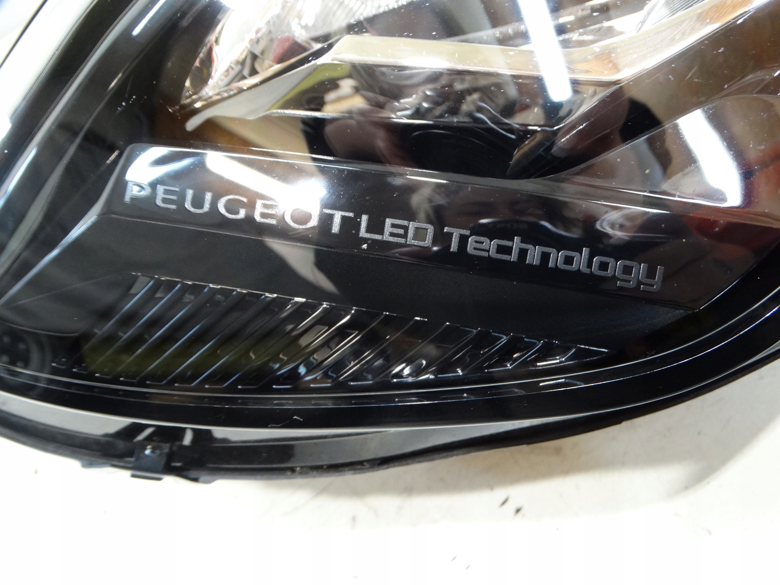 light right front FULL LED PEUGEOT 208 9833036180 EUROPA