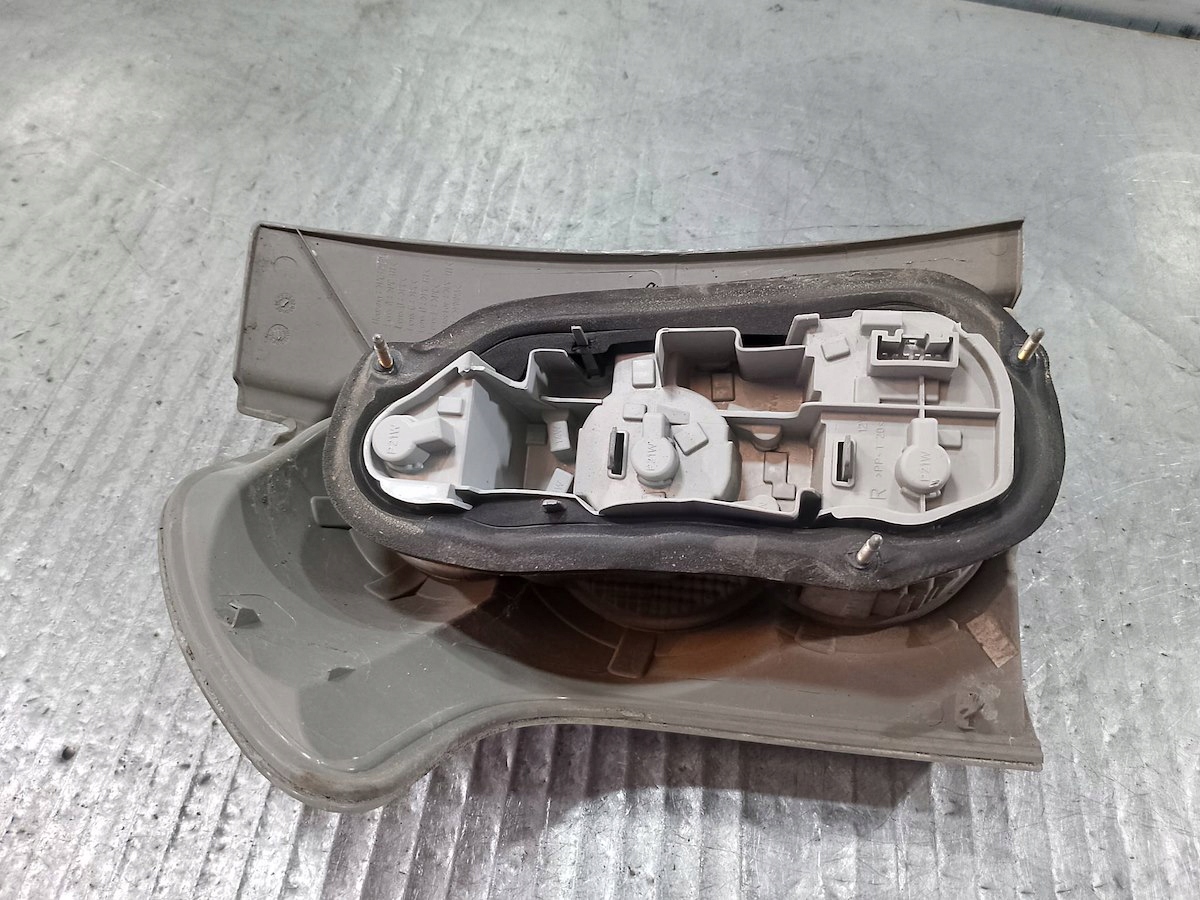 LAMPA TYLNA PRAWA TOYOTA COROLLA VERSO II 0F-01 Producent części TOYOTA