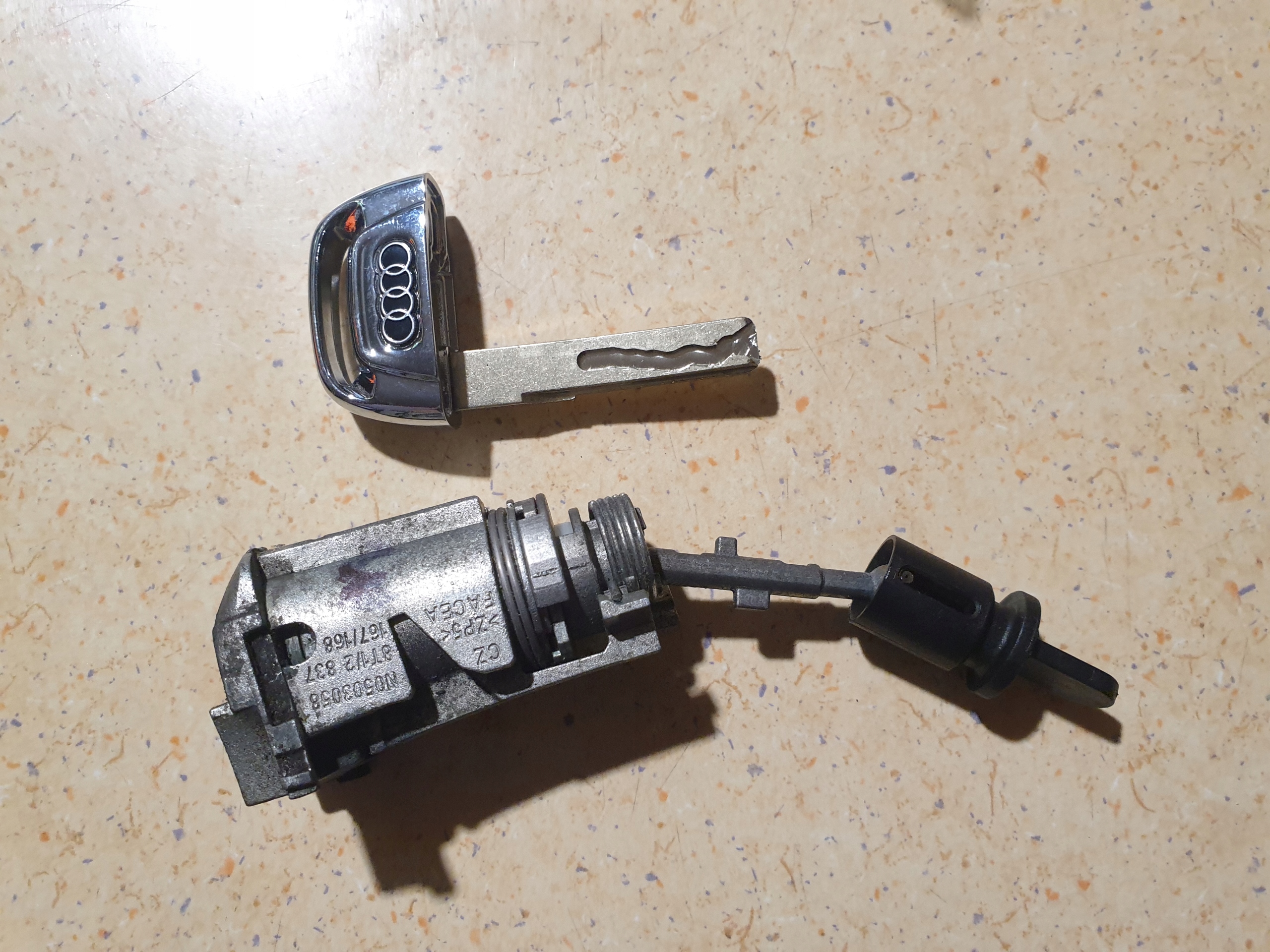 lock cylinder DO door lock key AUDI A4 B8 A5 2008
