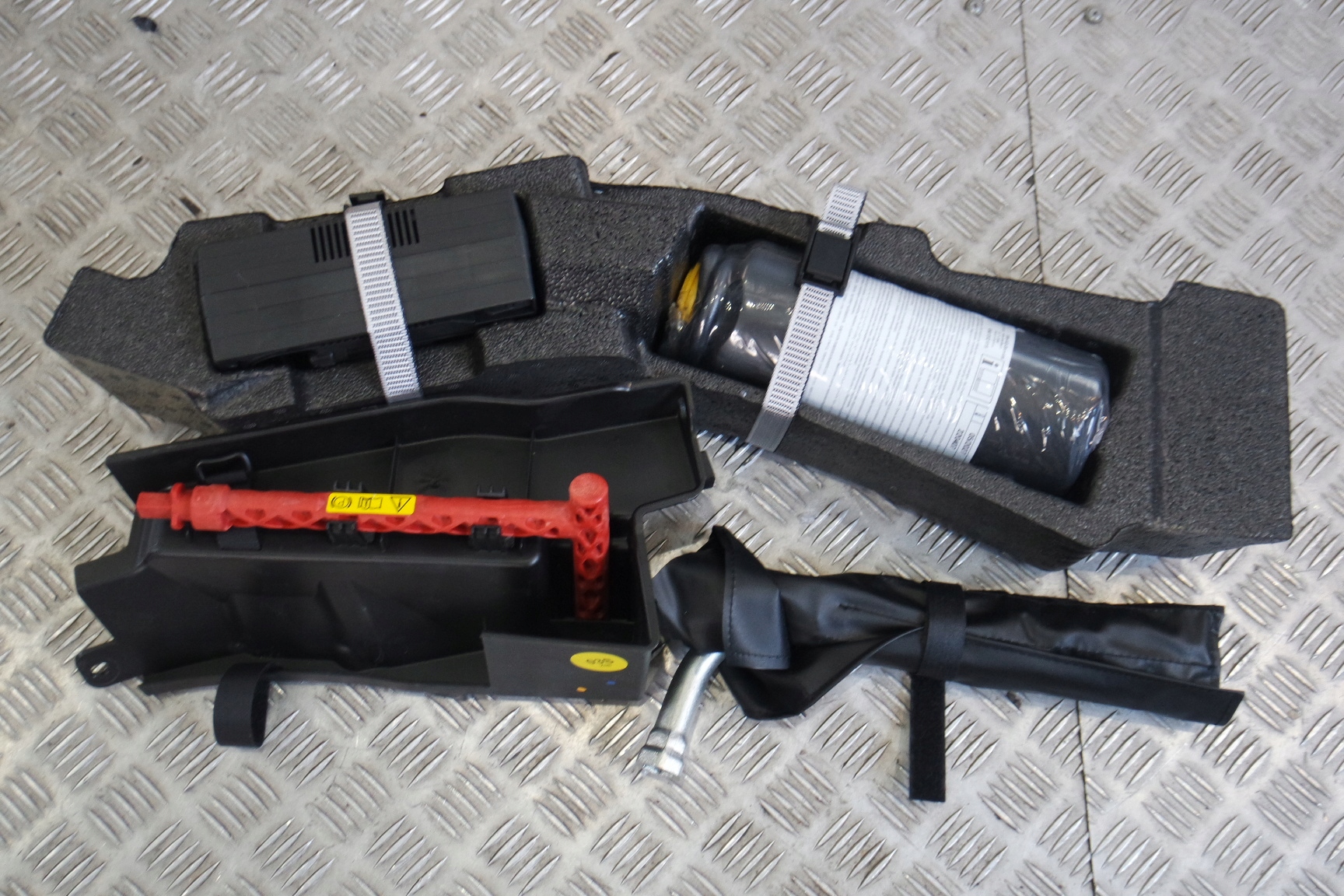 AUDI 4K РЕМОНТНЫЙ КОМПЛЕКТ КОЛЕСА ПЕНА 4K8012169G