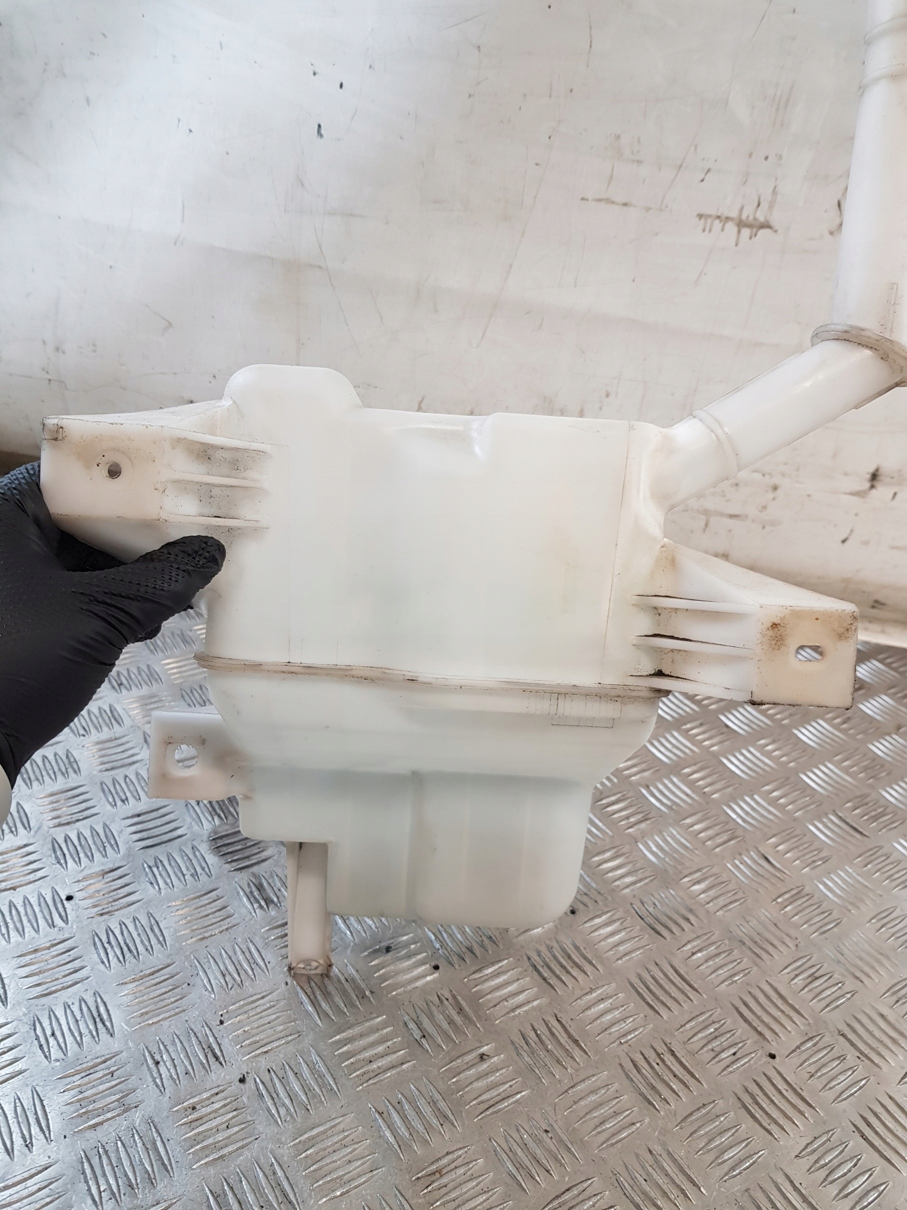 washer fluid tank GS1E67480 + POMPKI MAZDA II GH 11R