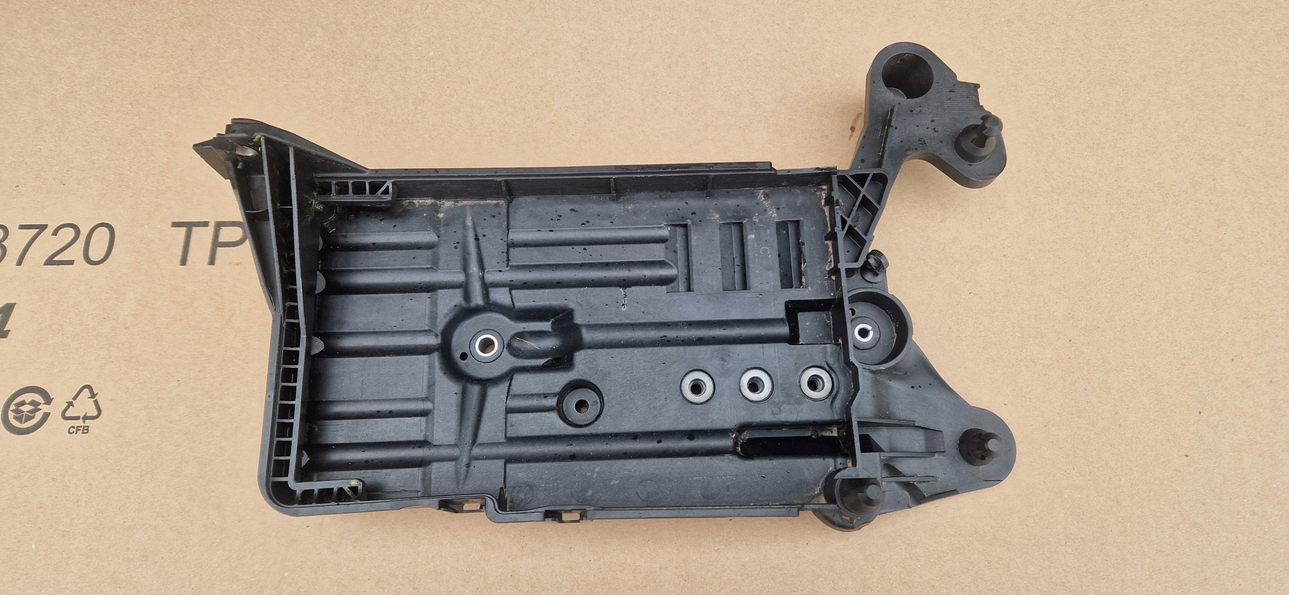 PODSTAWA AKUMULATORA 5Q0915331K VW SKODA ORYGINAŁ JAK NOWA