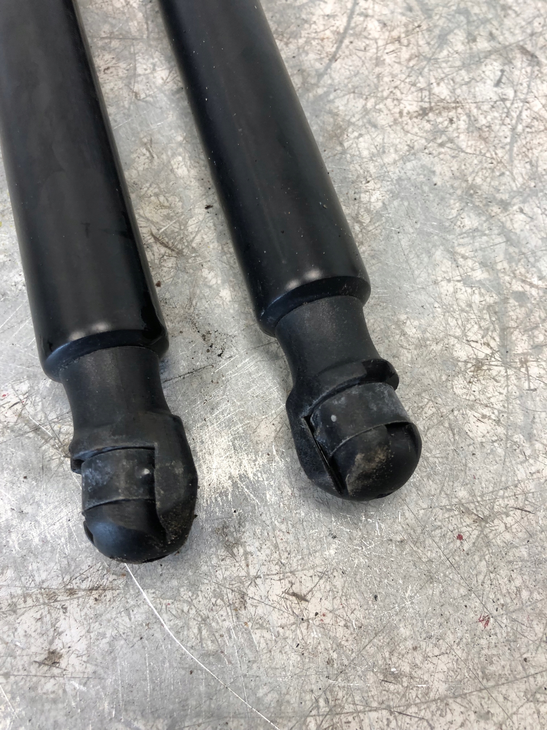 SILOWNIKI bonnet MANUALNEJ AUDI Q5 8R0827552