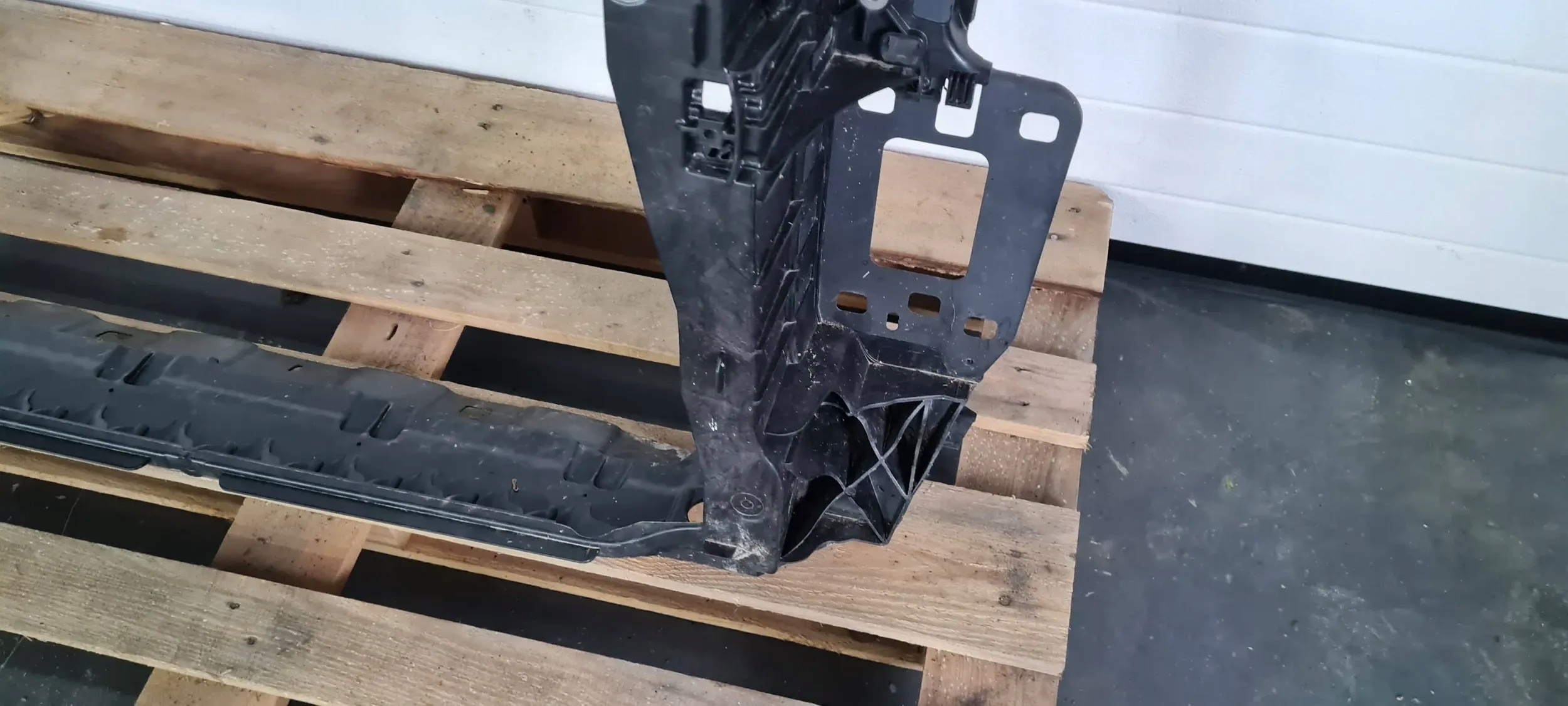 Q3 83A support panel for radiators pillar iron 2.0 TFSI 83A805594J