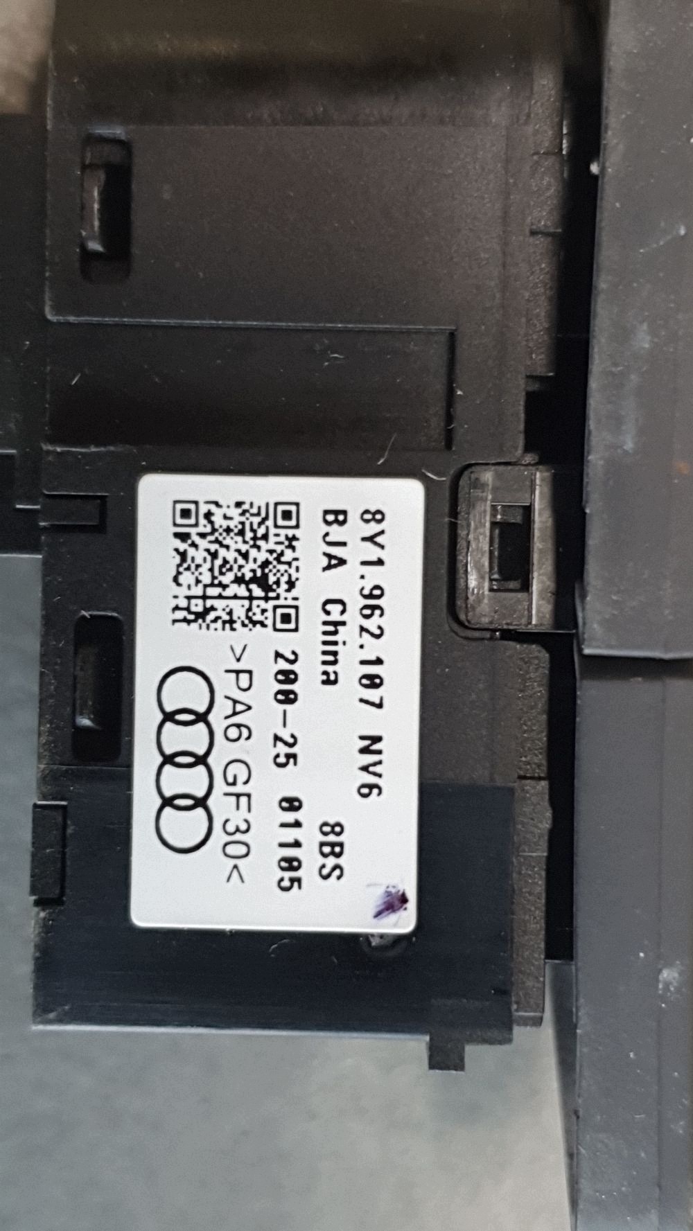 Audi A3 8Y button central of a lock 8Y1962107