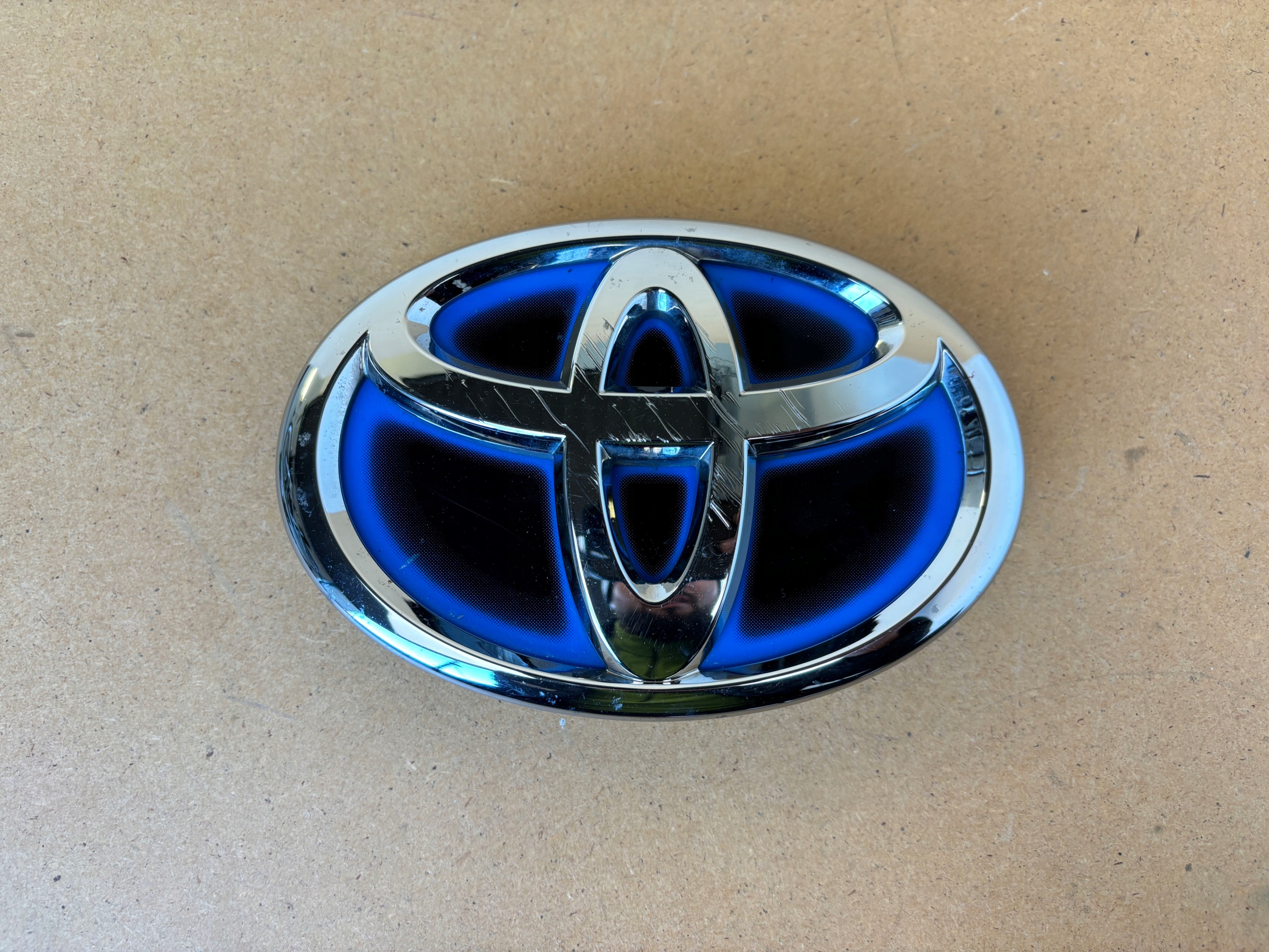 TOYOTA YARIS IV 20- LOGO ZNACZEK EMBLEMAT HYBRYDA