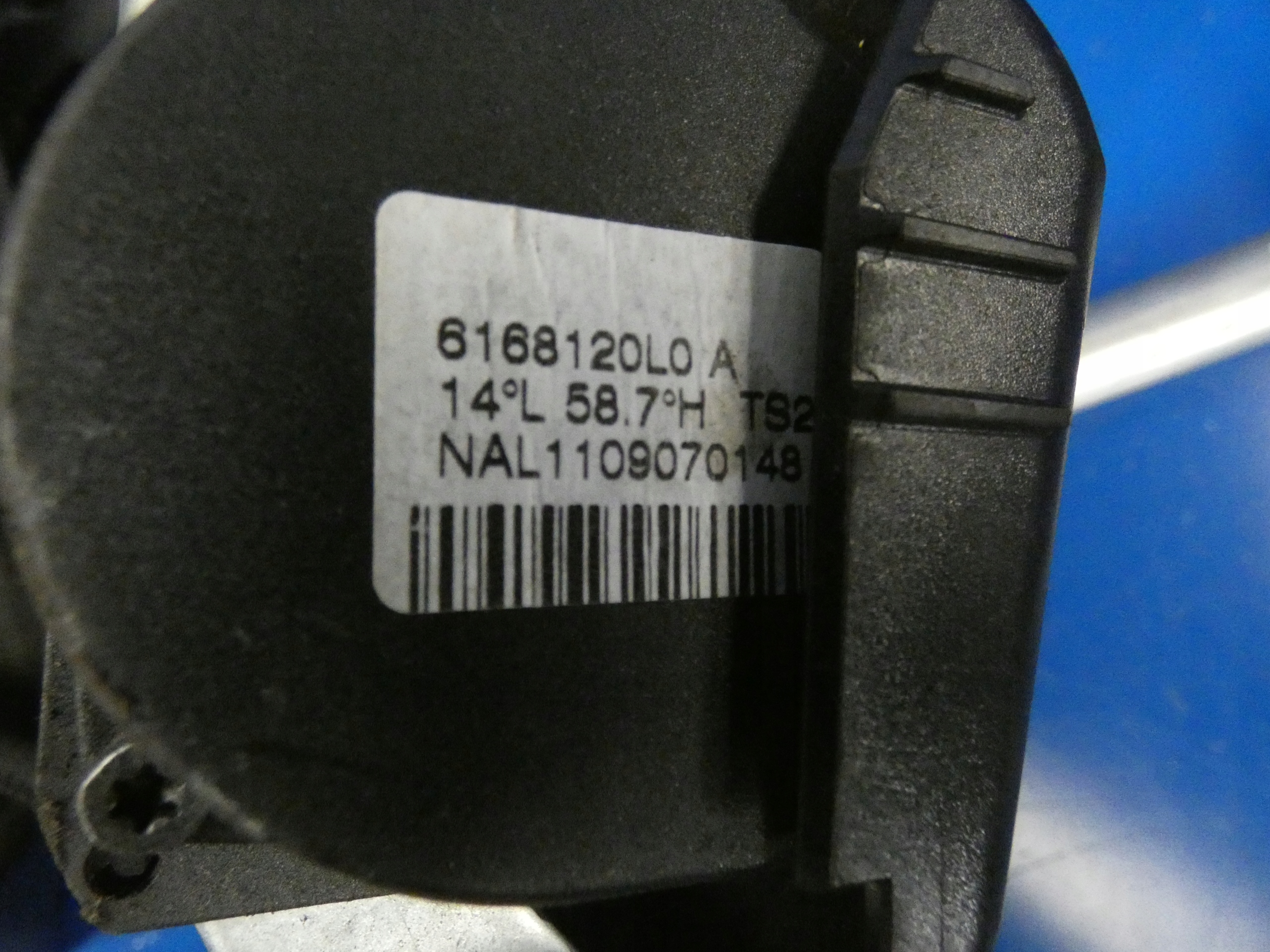 VOLVO V60 PAS BEZPIECZEŃSTWA ŚRODKOWY TYŁ TYLNY Producent części Volvo OE