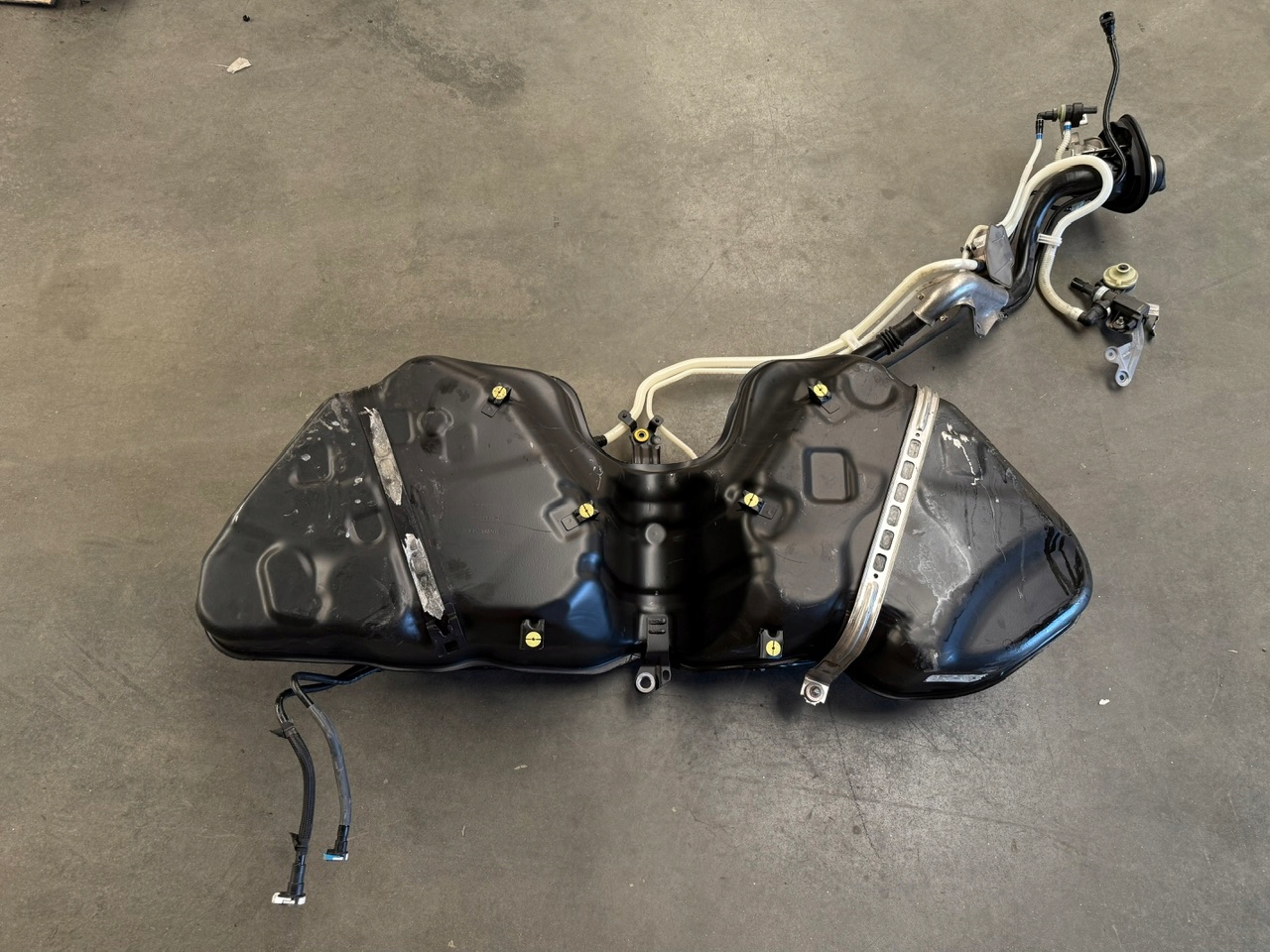 IDEALNY KPL. tank MERCEDES W206 C63 1