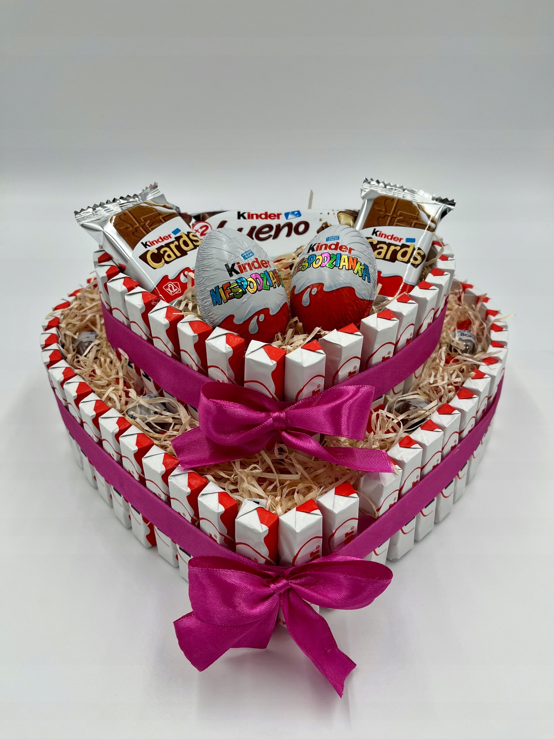 Levně Dort ze sladkostí Kinder Srdce 2-patrový Dárek ke Dni žen k narozeninám