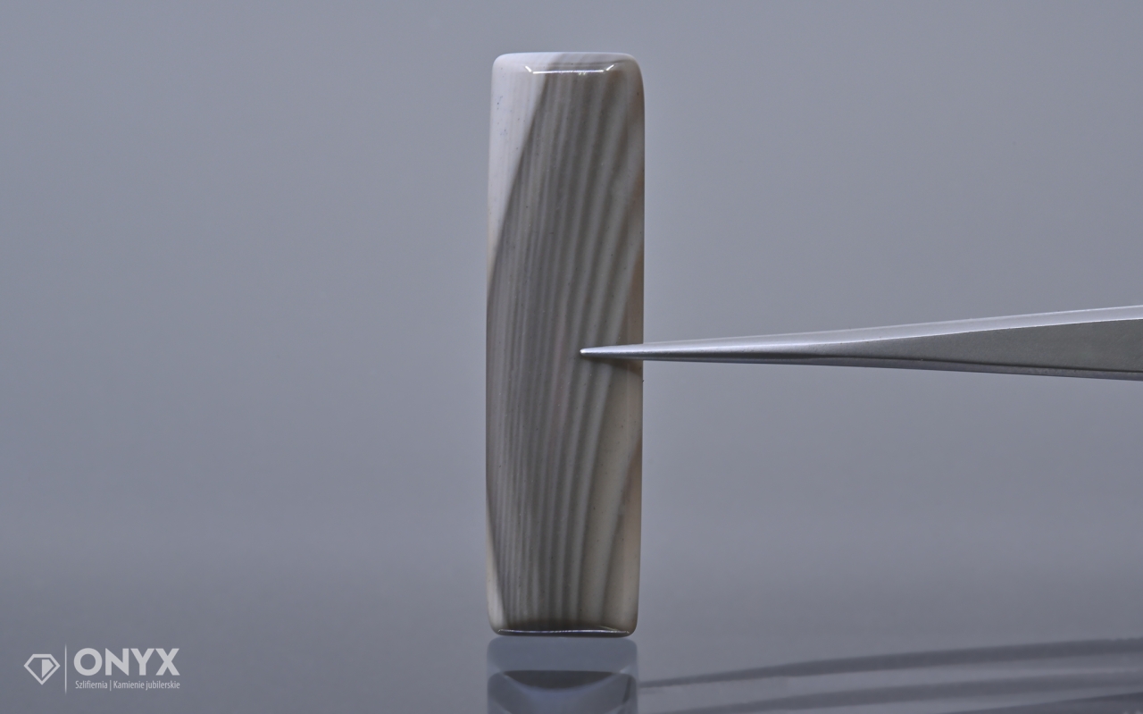 Křemílek pruhovaný kabošon nepravidelný 48x13 mm