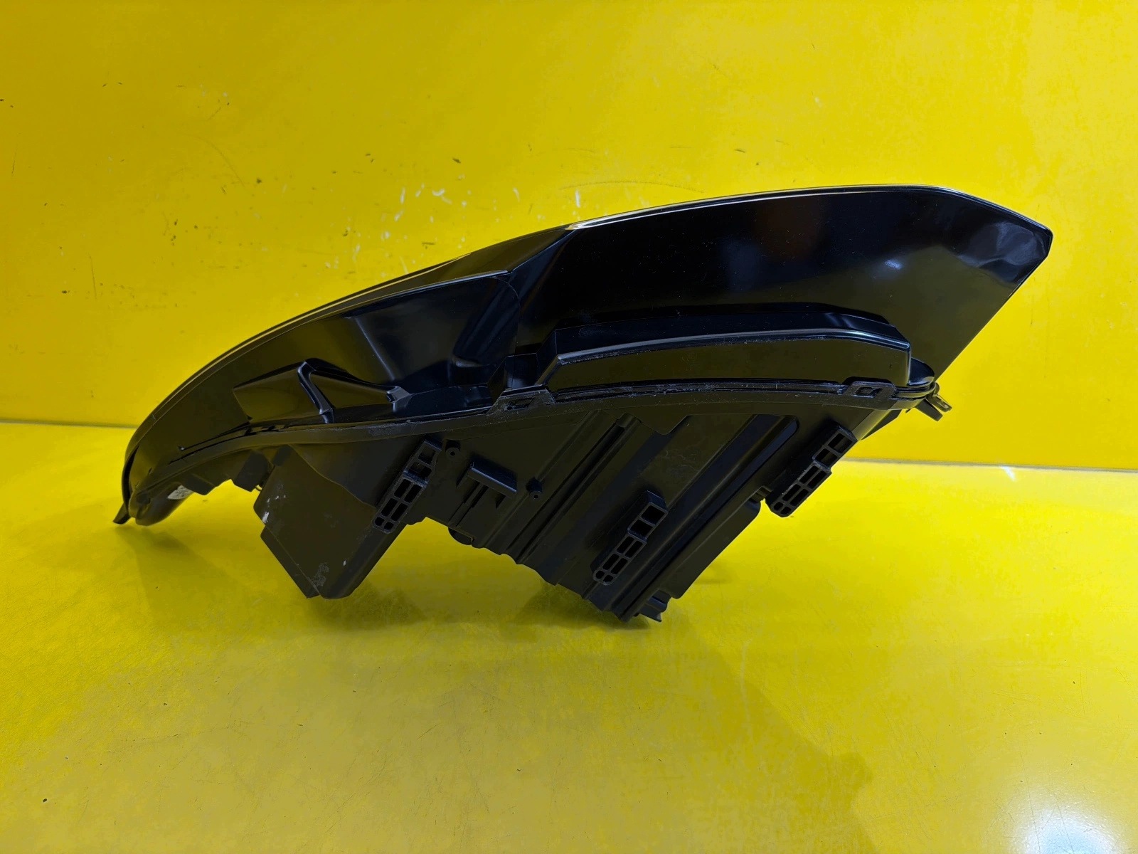 light right front Land Rover Evoque and 1 Xenon BJ32-13W029-ED
