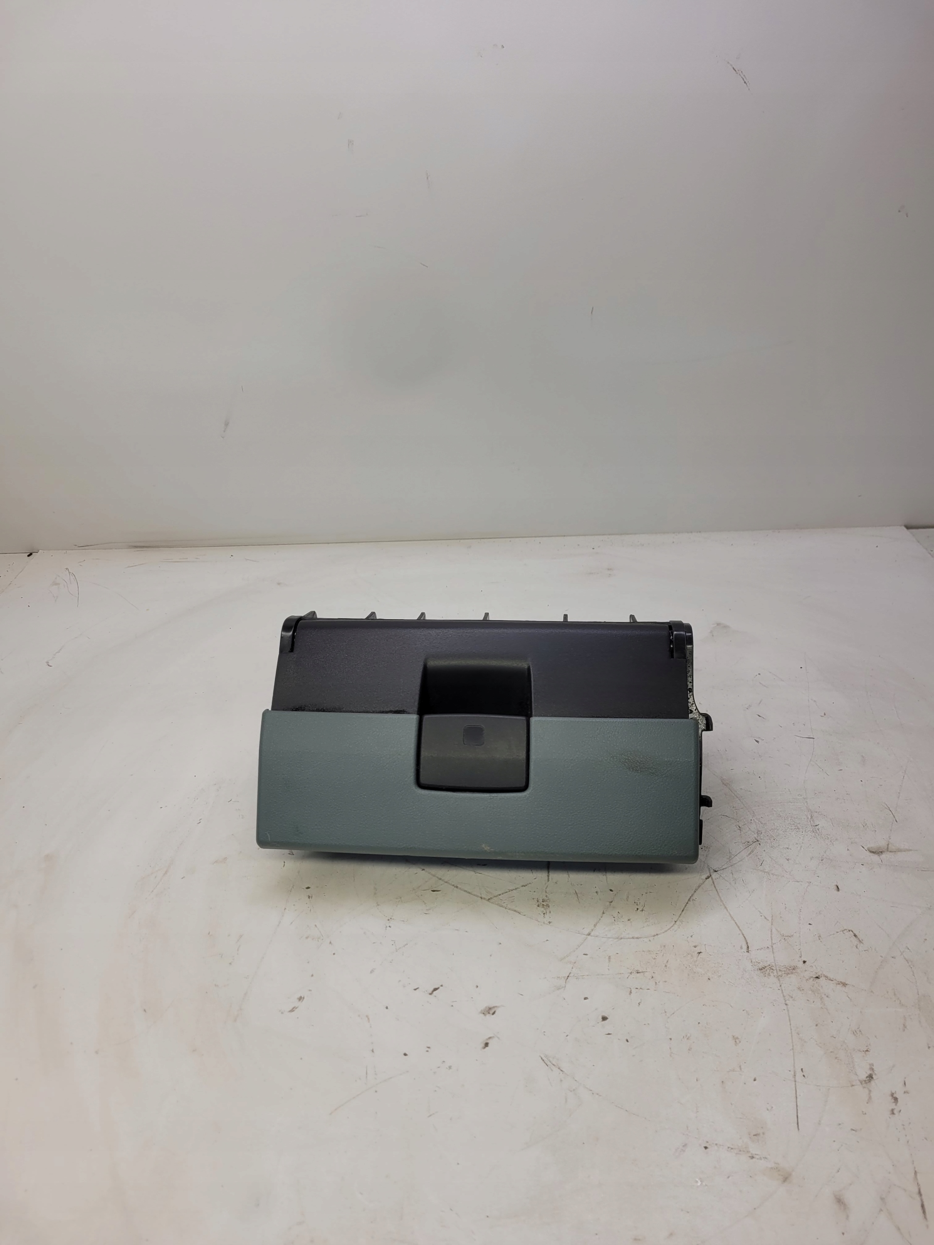 HANDSCHUHFACH SITZ RECHTS AUDI A3 8P LIFT 8P0881578