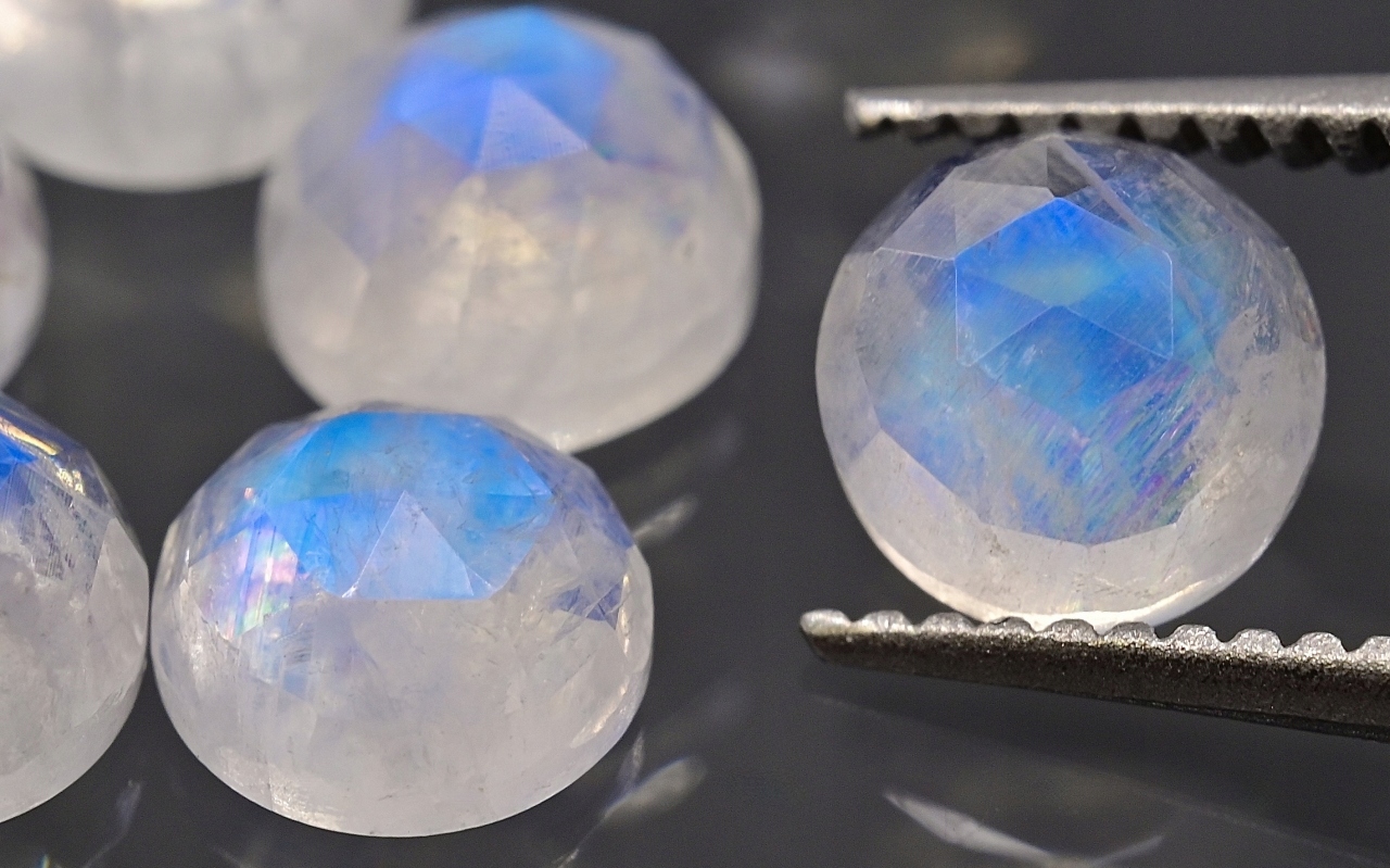 Měsíční kámen A fazetovaná kulatá růžice fi 1