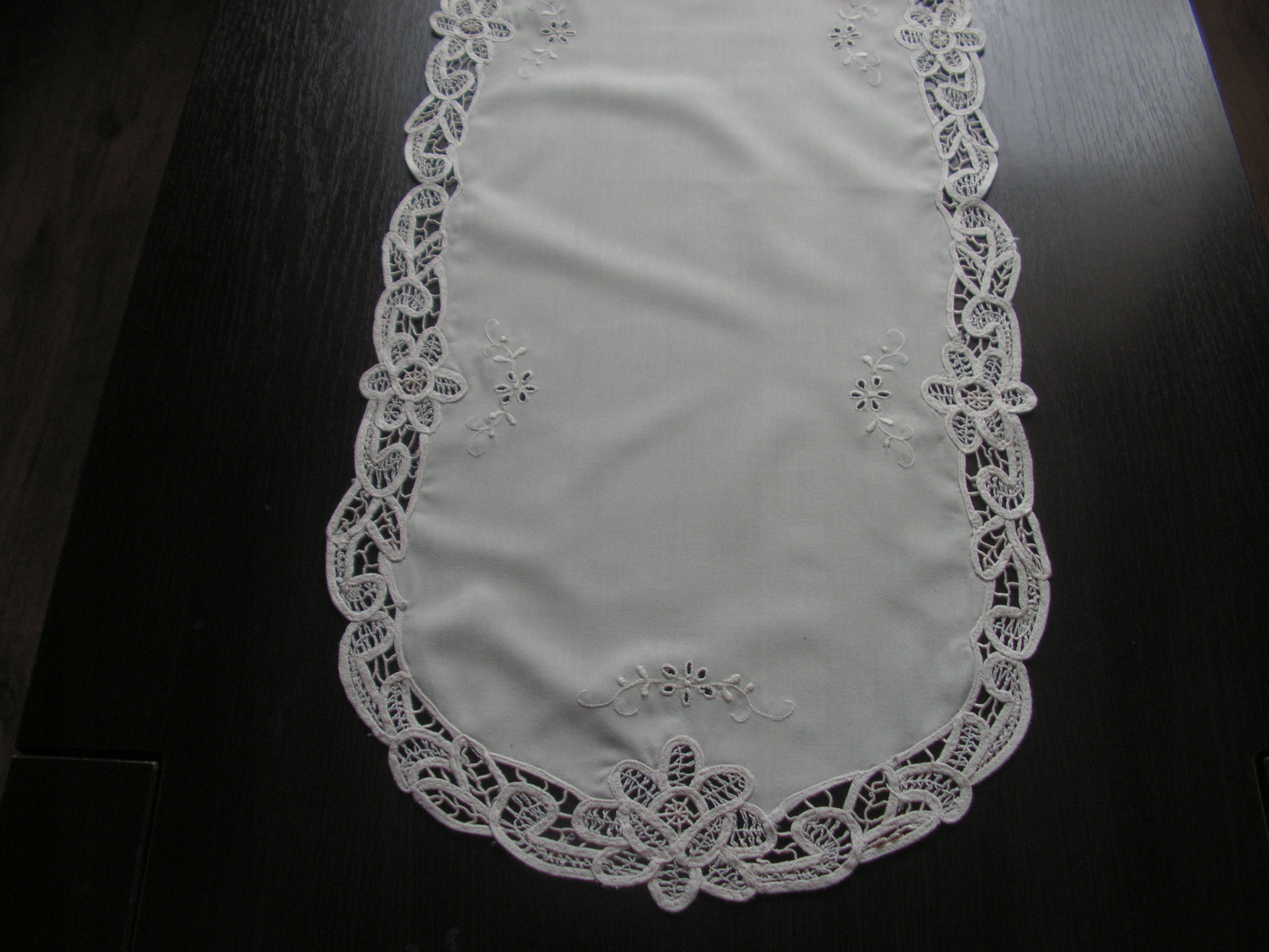 Милая Вышитая Скатерть