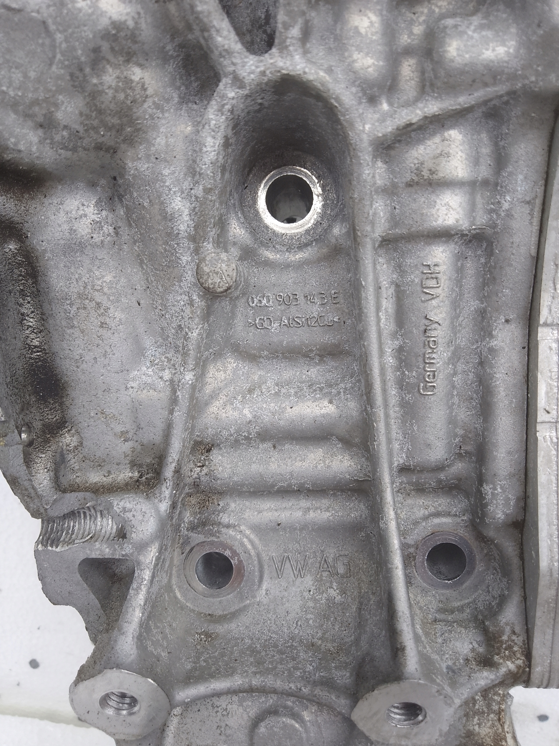 Ölfiltergehäuse z Stütze Arteon 06Q903143E