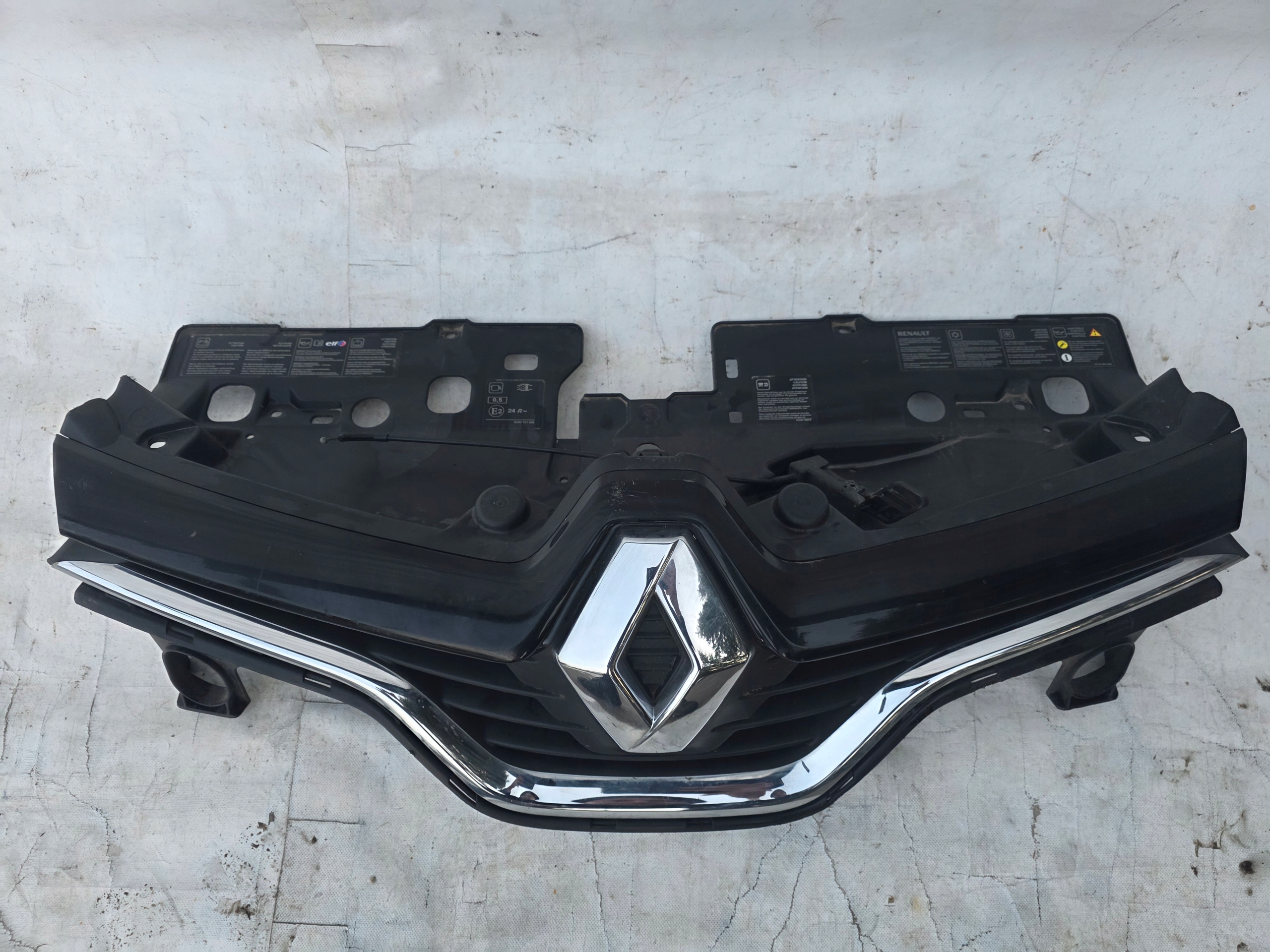 решетка радиатора renault CAPTUR и 2013 - 2017