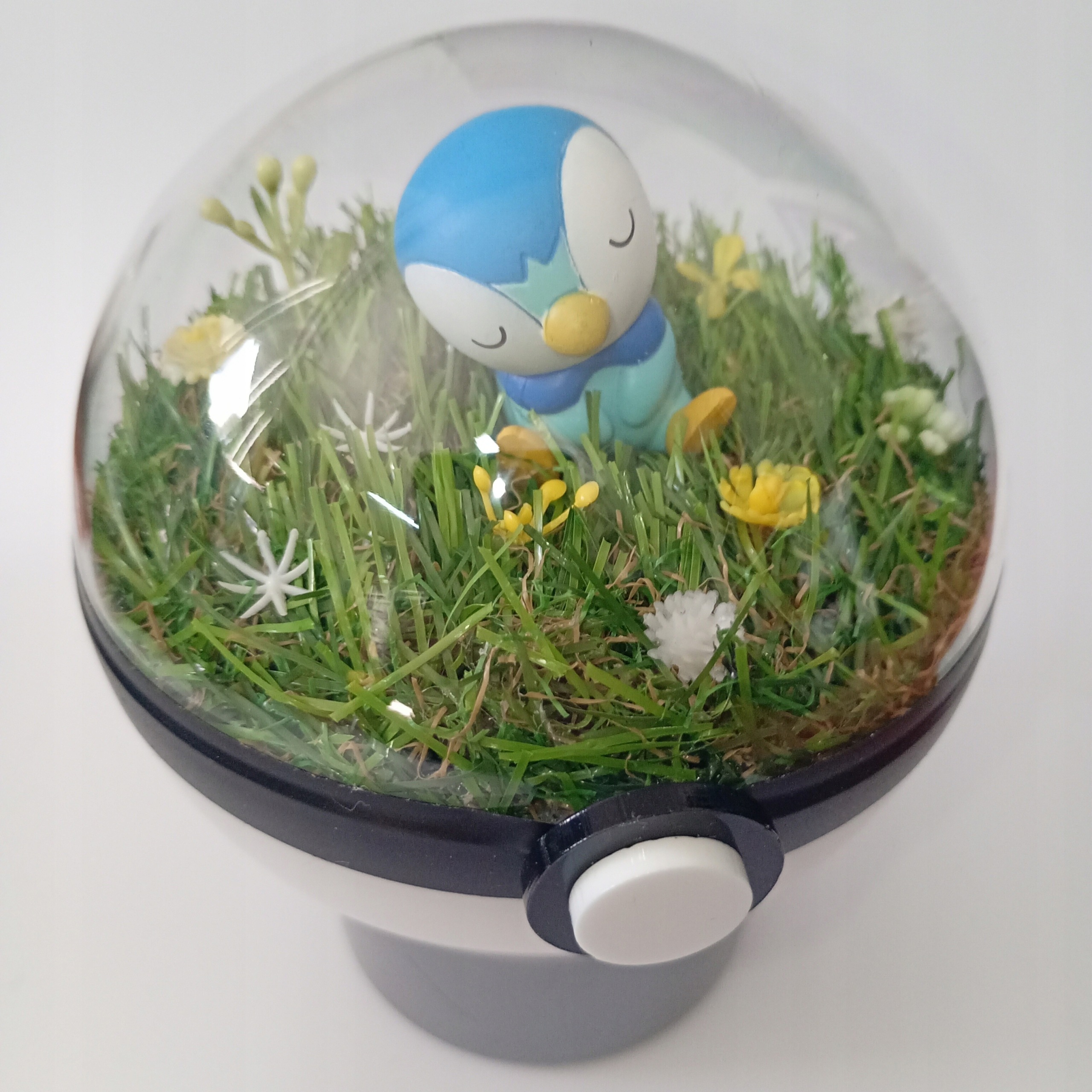 Piplup Pokeballové Terárium, Unikátní Diorama Pokémon Handmade 10 CM