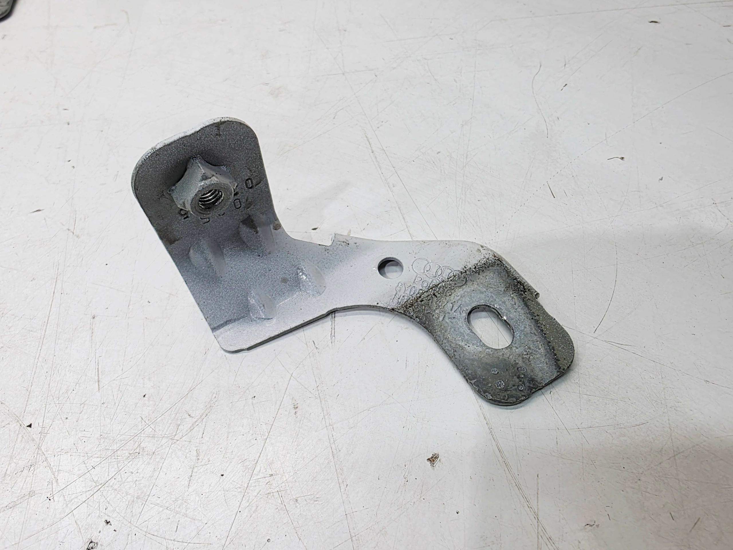 Poignée Support plaque Aile Gauche Avant AUDI A3 8Y 8Y0821471A