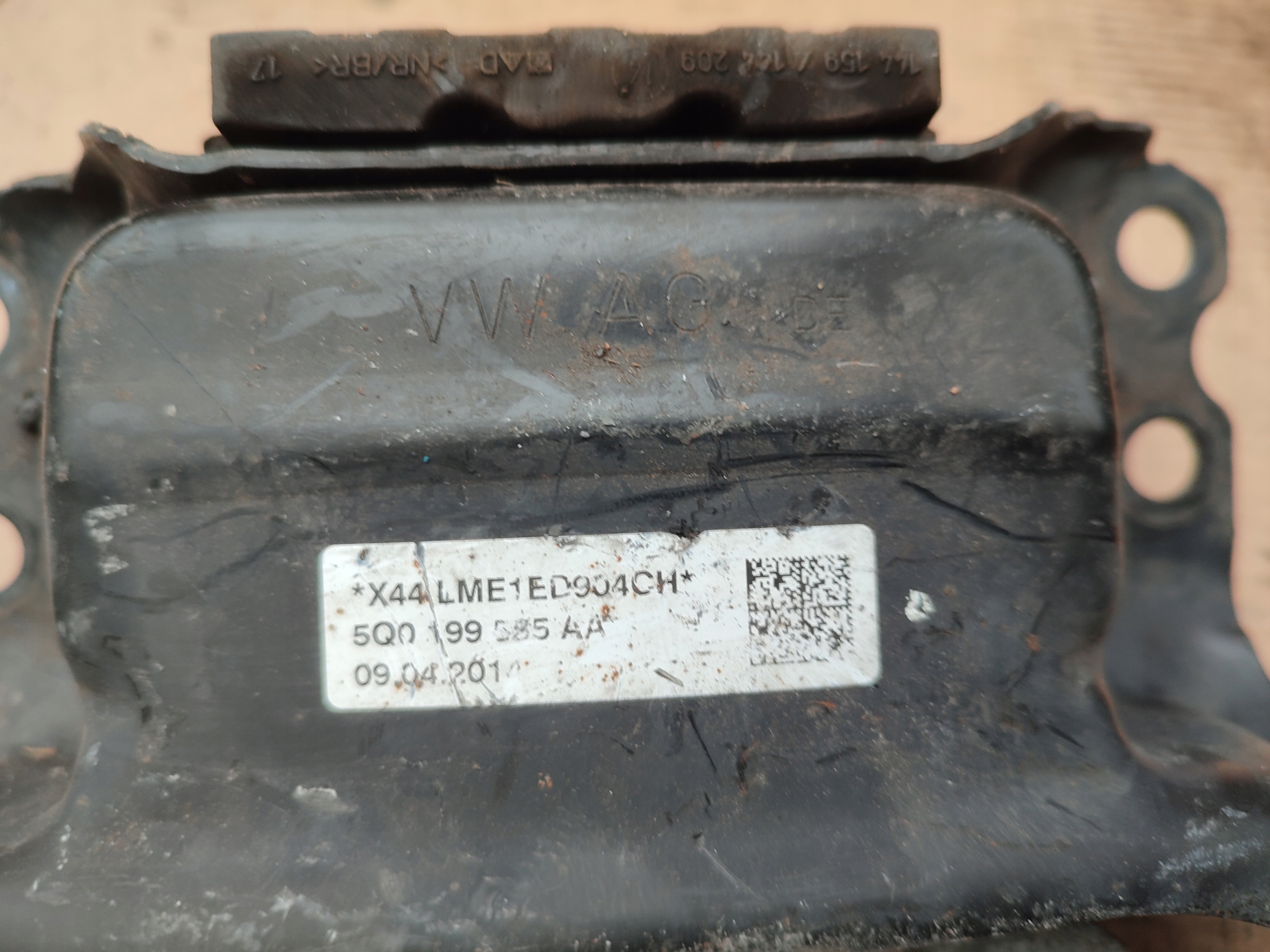 holder engine mount VOLKSWAGEN VW AUDI 5Q0199555AA