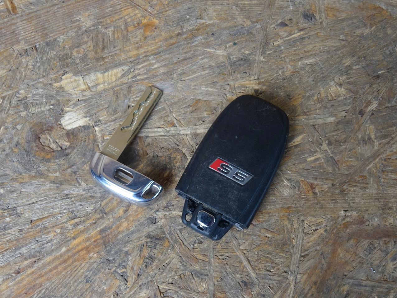 AUDI S5 A5 8T 07-16 KLUCZYK 8T0959754Q Producent części Audi OE